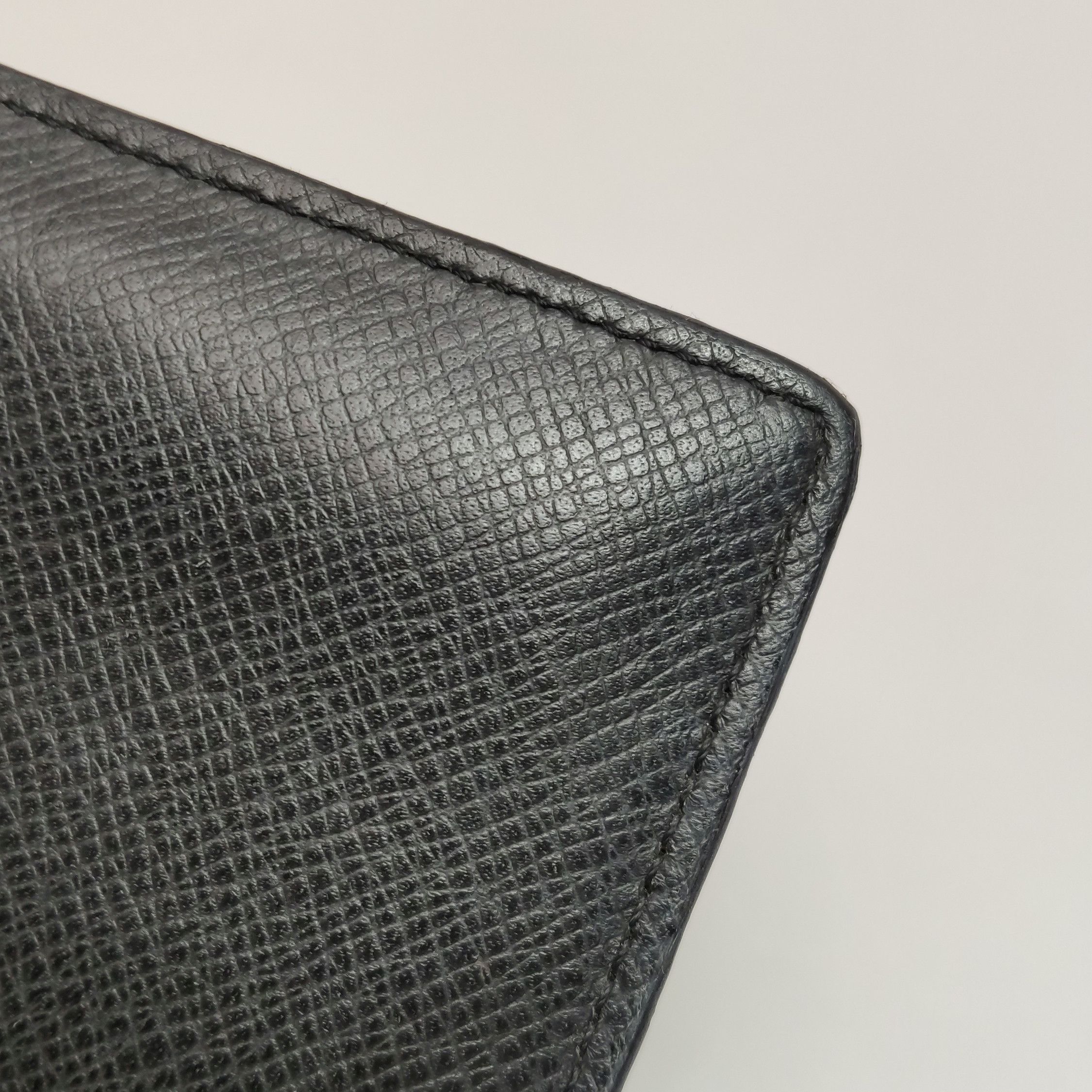Louis Vuitton Louis Vuitton (LV) Brazza leather solid color folding card Size ONE SIZE - 8 Thumbnail
