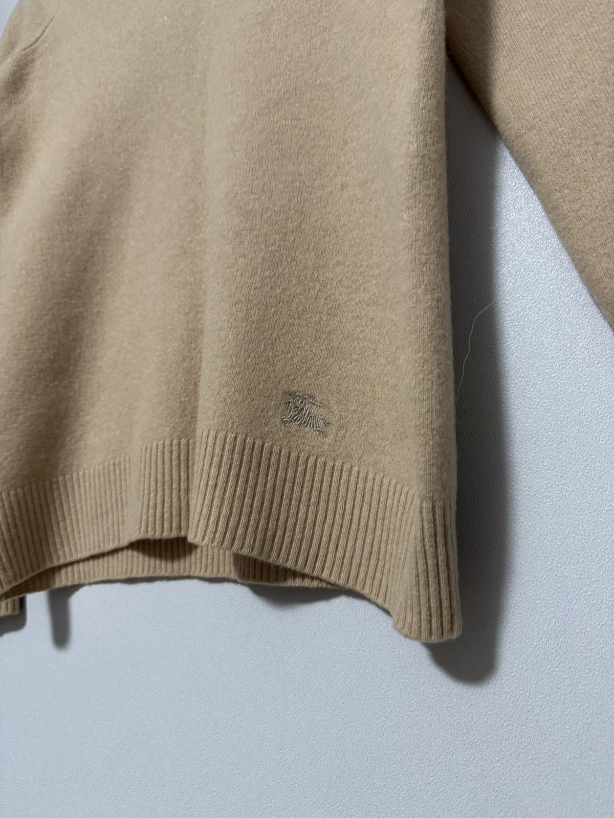 Burberry Burberry London 100 % Cashmere V-Neck Sweater Soft Knit Size S / US 4 / IT 40 - 4 Thumbnail