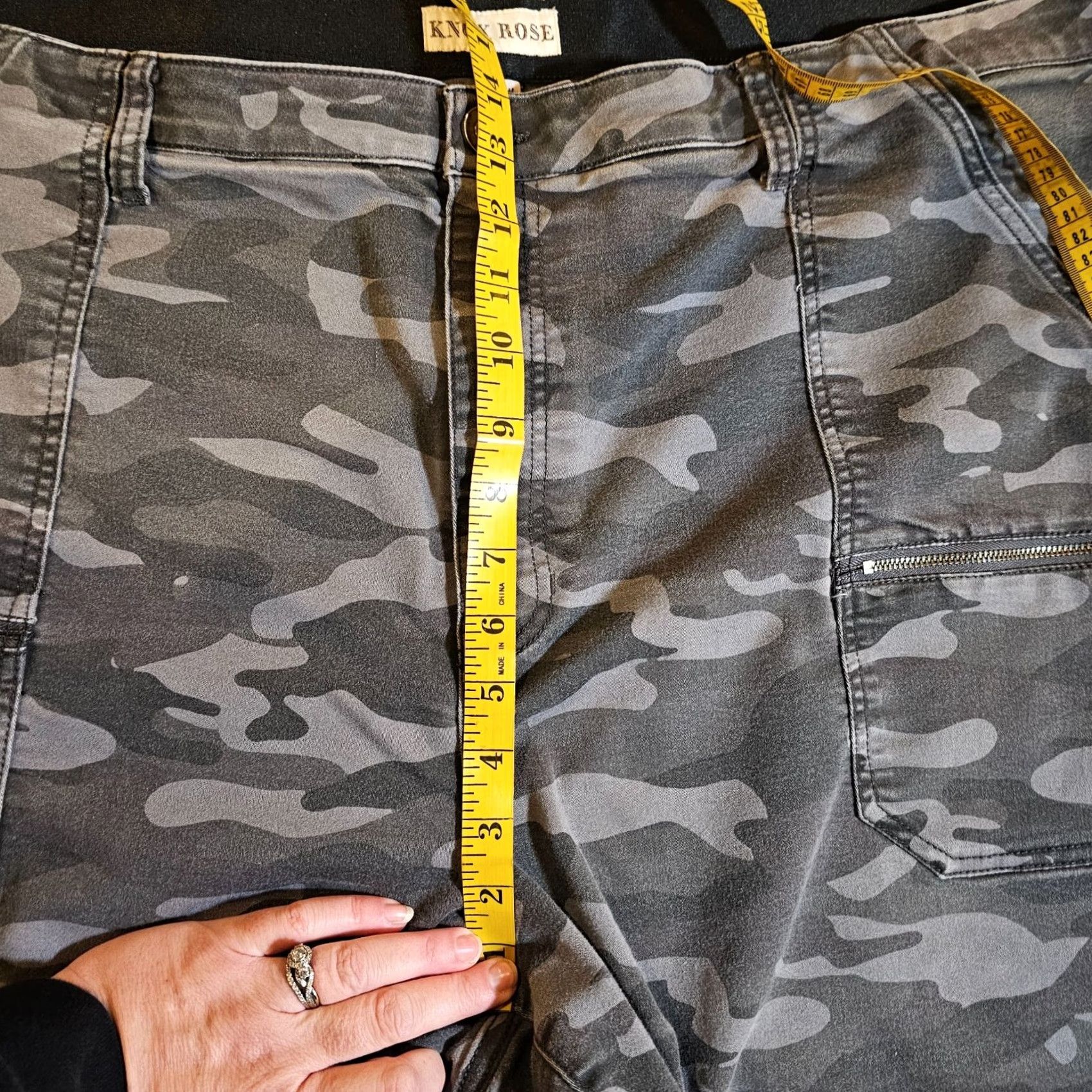 Vintage Knox Rose Jeans Womens 26W Gray Camo Skinny Stretch Elastic Waist Zippers Casual Mens Womens Girls Boys Size 26" / US 2 / IT 38 - 7 Thumbnail