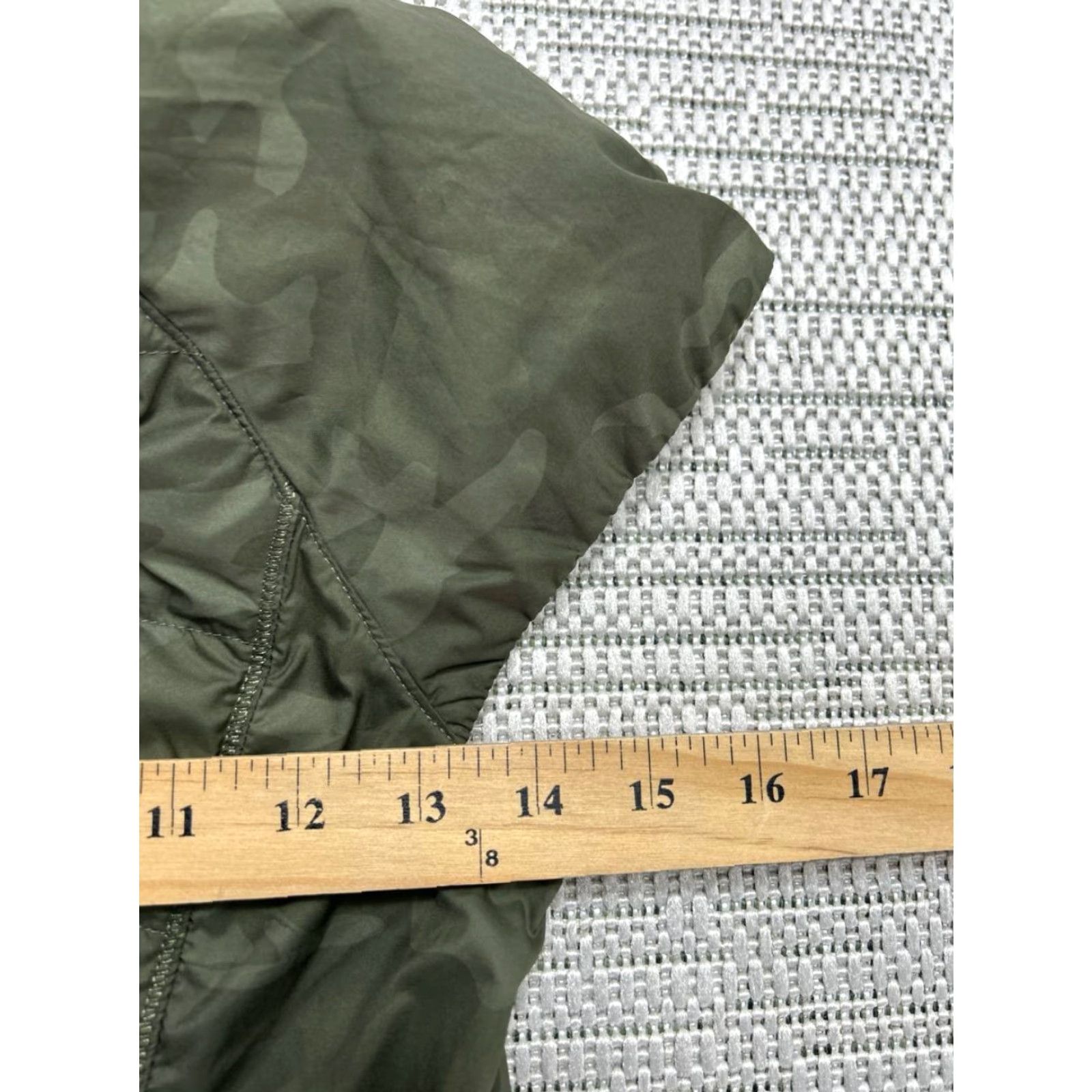 Lululemon Lululemon Vest Womens 3XS Green Down Insulated Puffer Camouflage Spring Fling Vest Mens Womens Girls Size XXS / US 00 / IT 34 - 6 Thumbnail