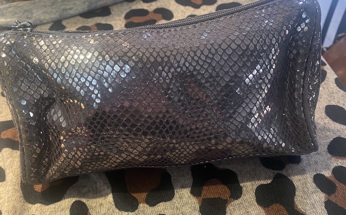 Michael Kors Michael Kors sliver vintage glamour beauty bag 🩶 Size ONE SIZE - 4 Thumbnail