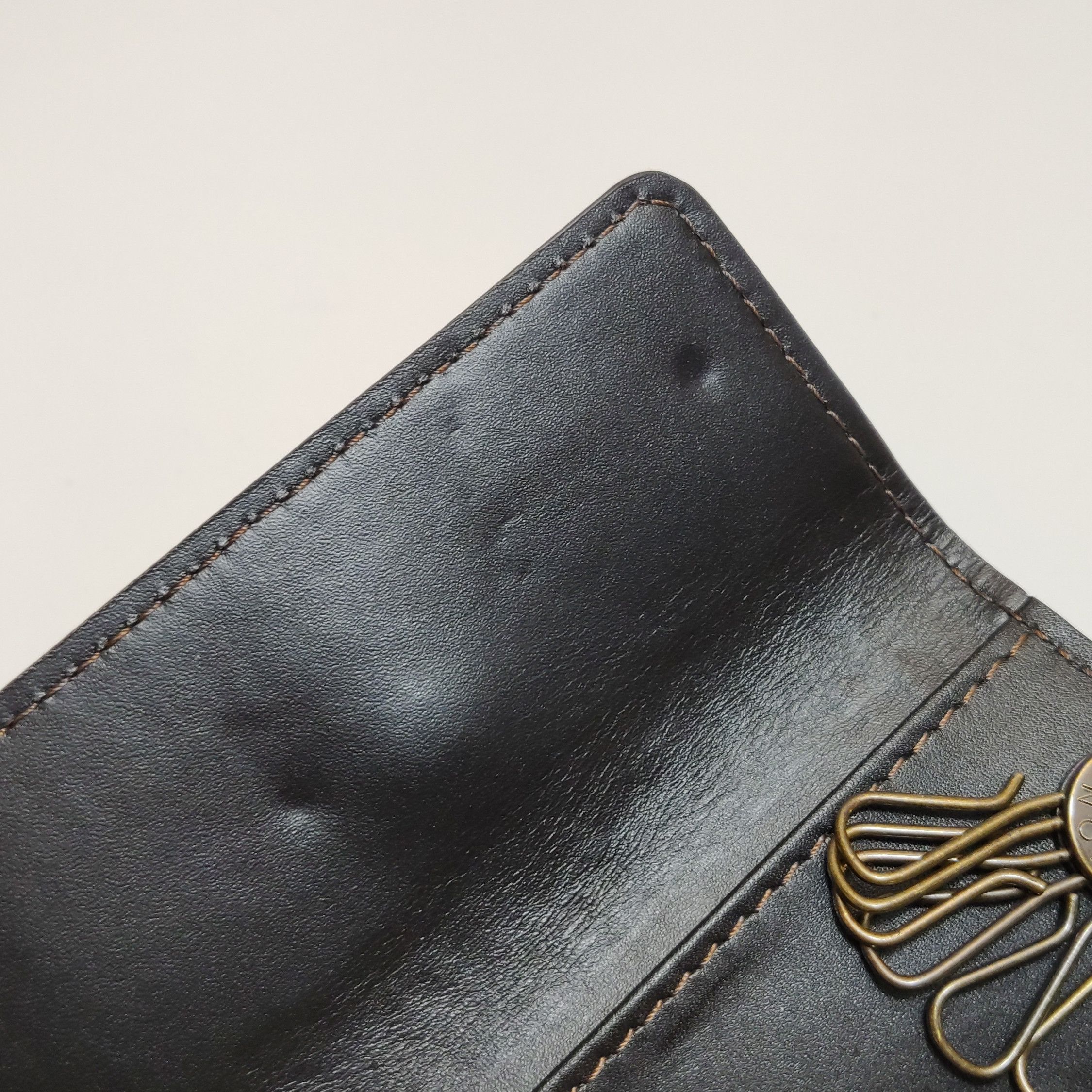 Louis Vuitton Louis Vuitton (LV) Cowhide Solid Color Embossed Logo Key Ba Size ONE SIZE - 9 Thumbnail