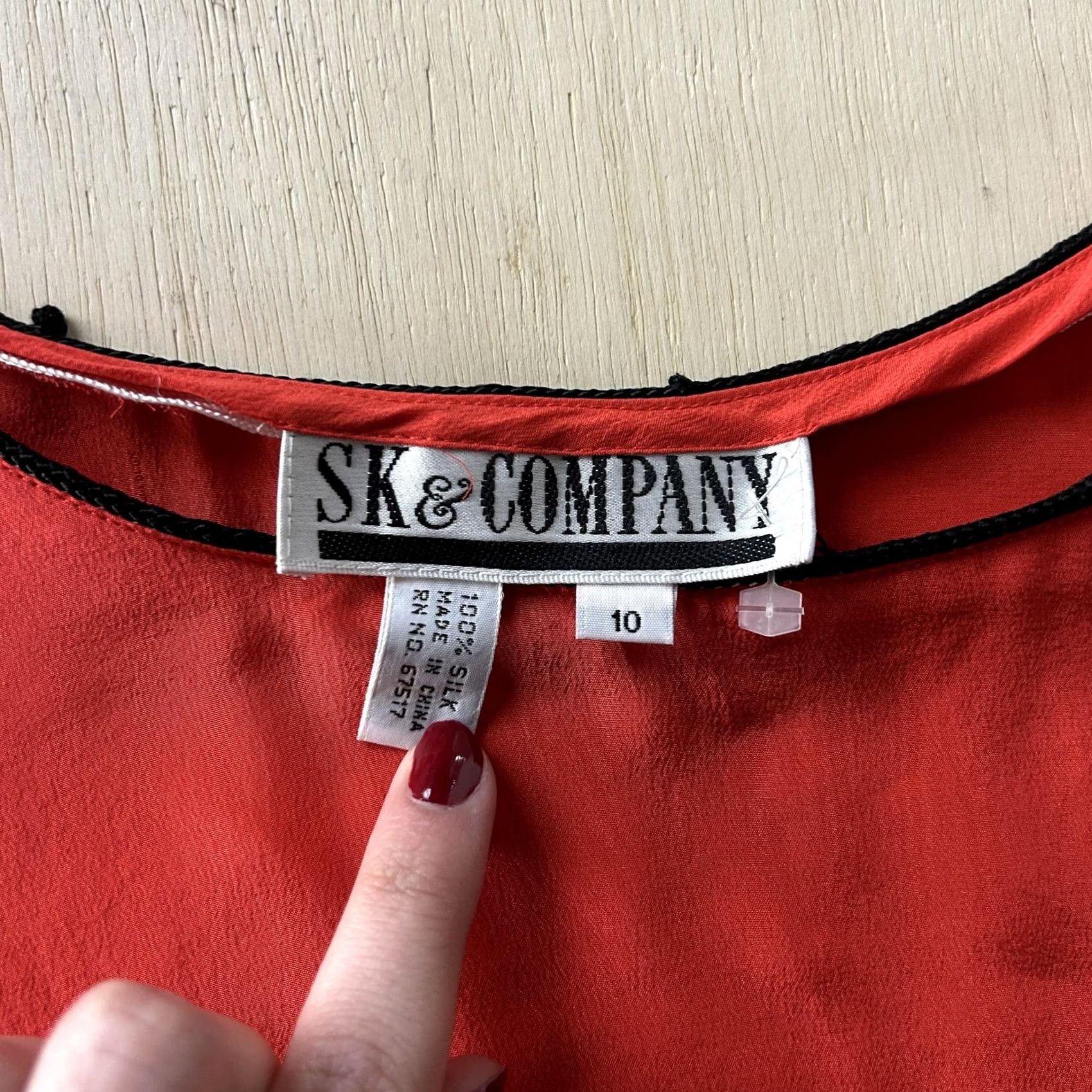 Vintage VINTAGE SK & COMPANY Top Womens 10 Red Tank Silk Scoop Neck Sleeveless Basic Size L / US 10 / IT 46 - 2 Thumbnail