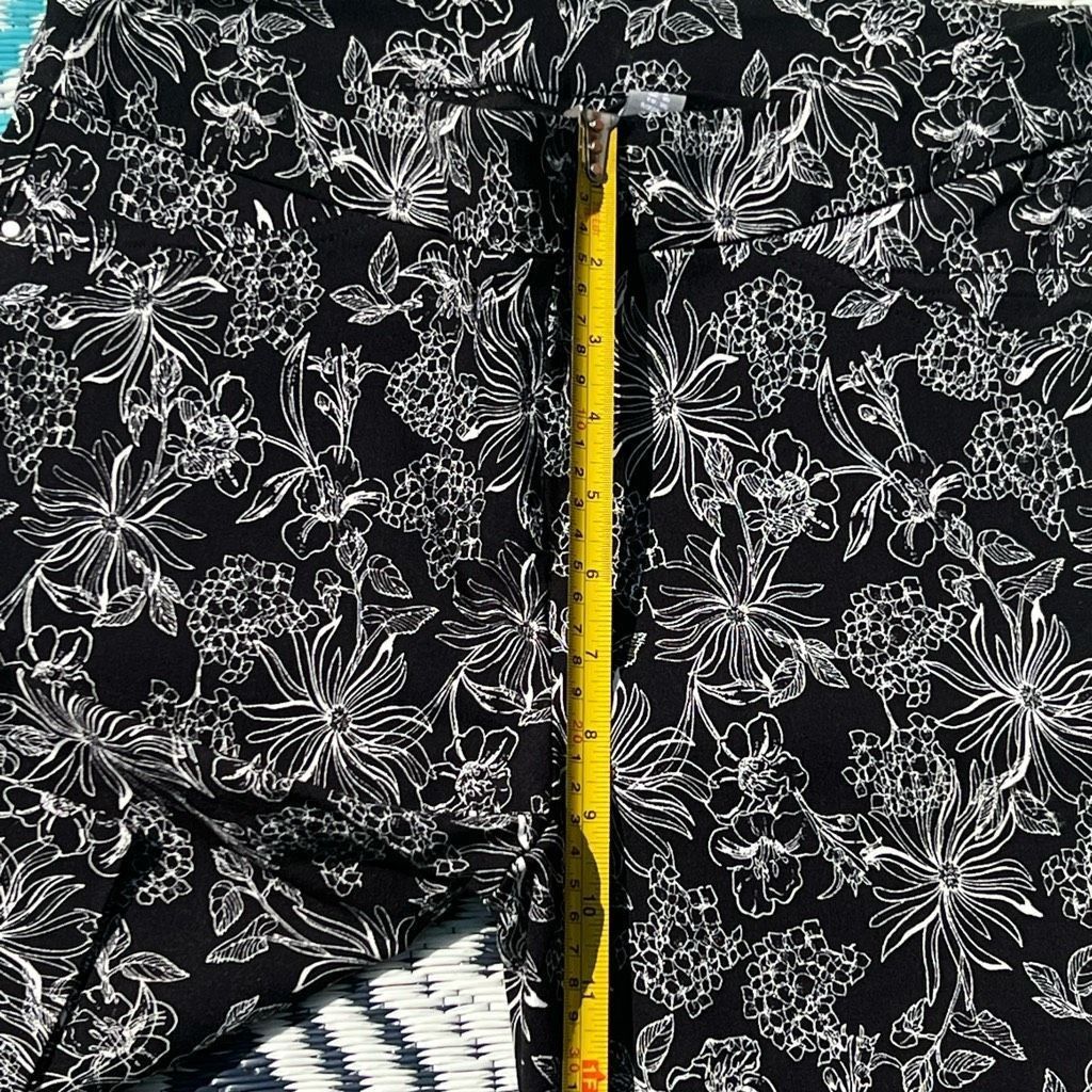 Kenzo Kenar, Black & White Floral Outline Stretchy Pull on Cropped Size 28" / US 6 / IT 42 - 3 Thumbnail
