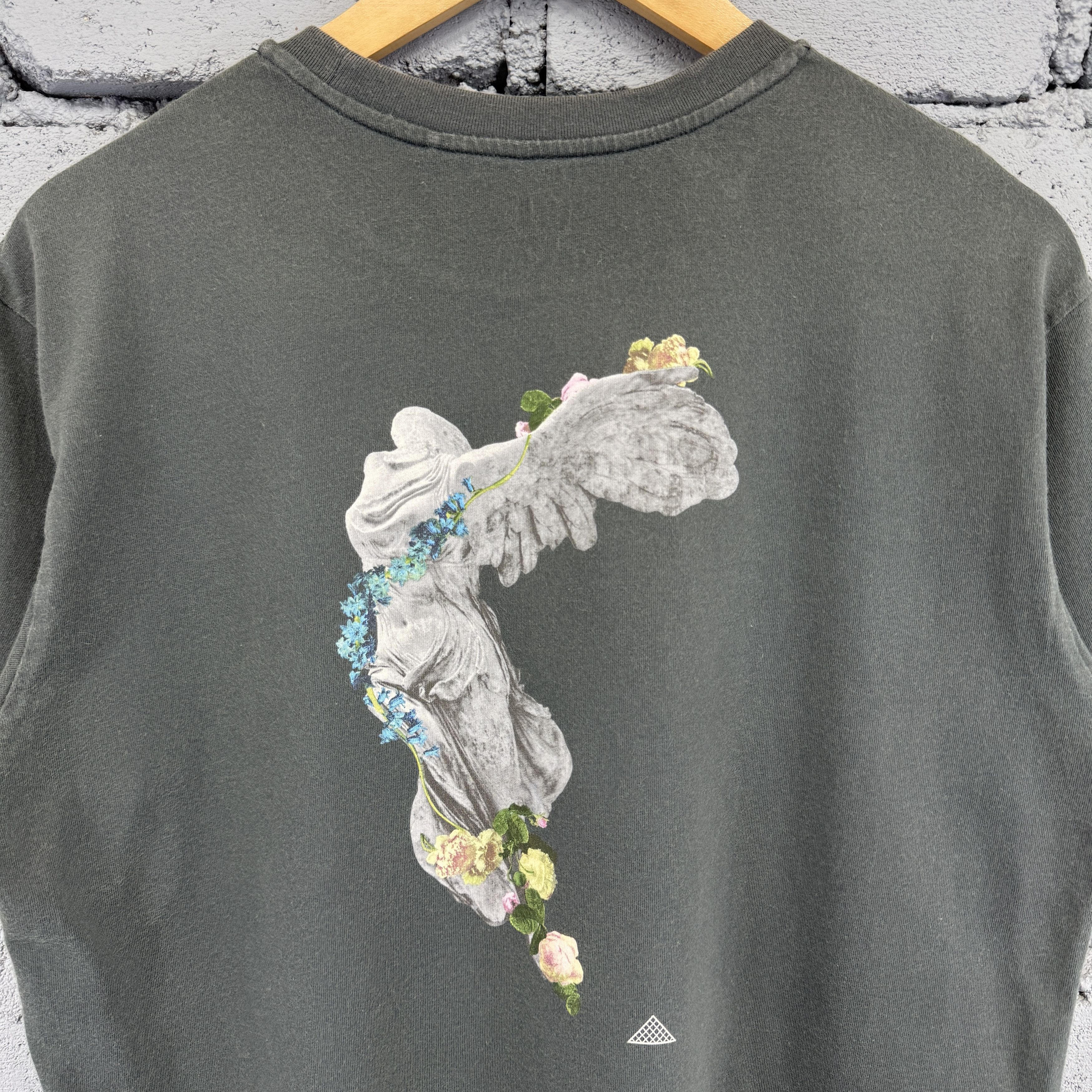 Uniqlo Uniqlo Musée du Louvre "Winged Victory Of Samothrace" Tshirt Size US L / EU 52-54 / 3 - 5 Thumbnail