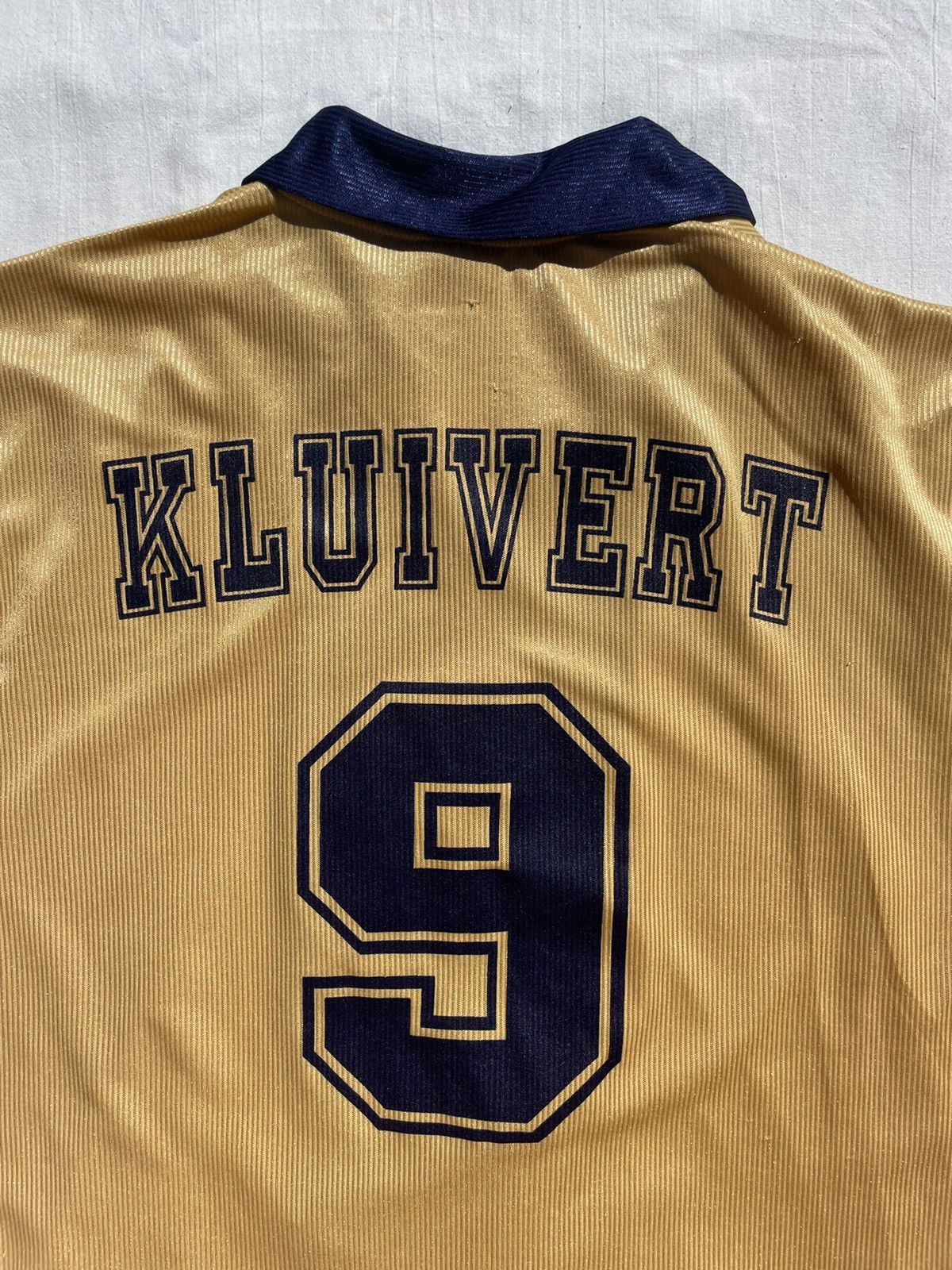 Vintage Vintage Football FC Barca T-Shirt Kluivert Size US L / EU 52-54 / 3 - 9 Thumbnail