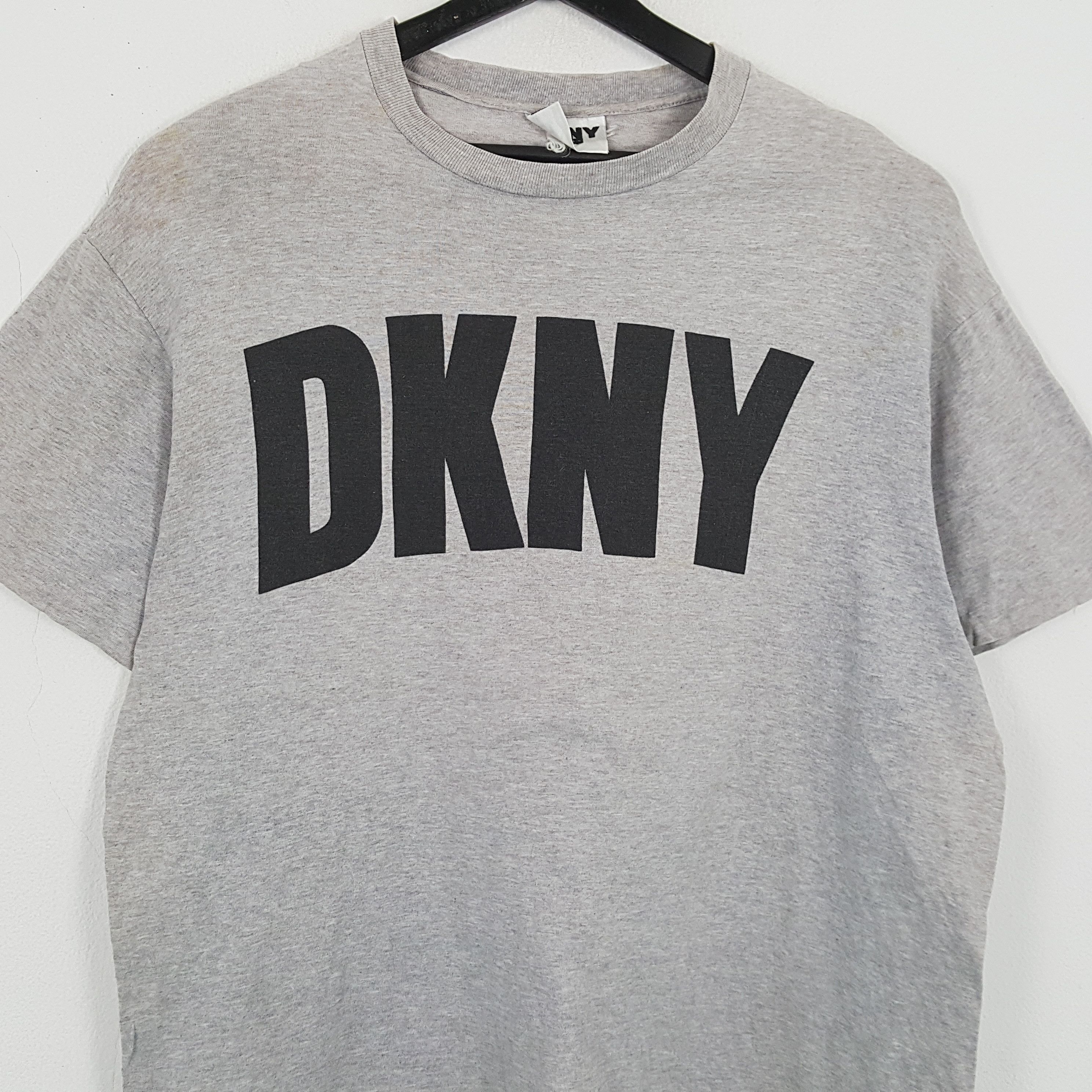 DKNY × Vintage DKNY Center Spellout Design Vintage Tshirt Size US XL / EU 56 / 4 - 2 Thumbnail