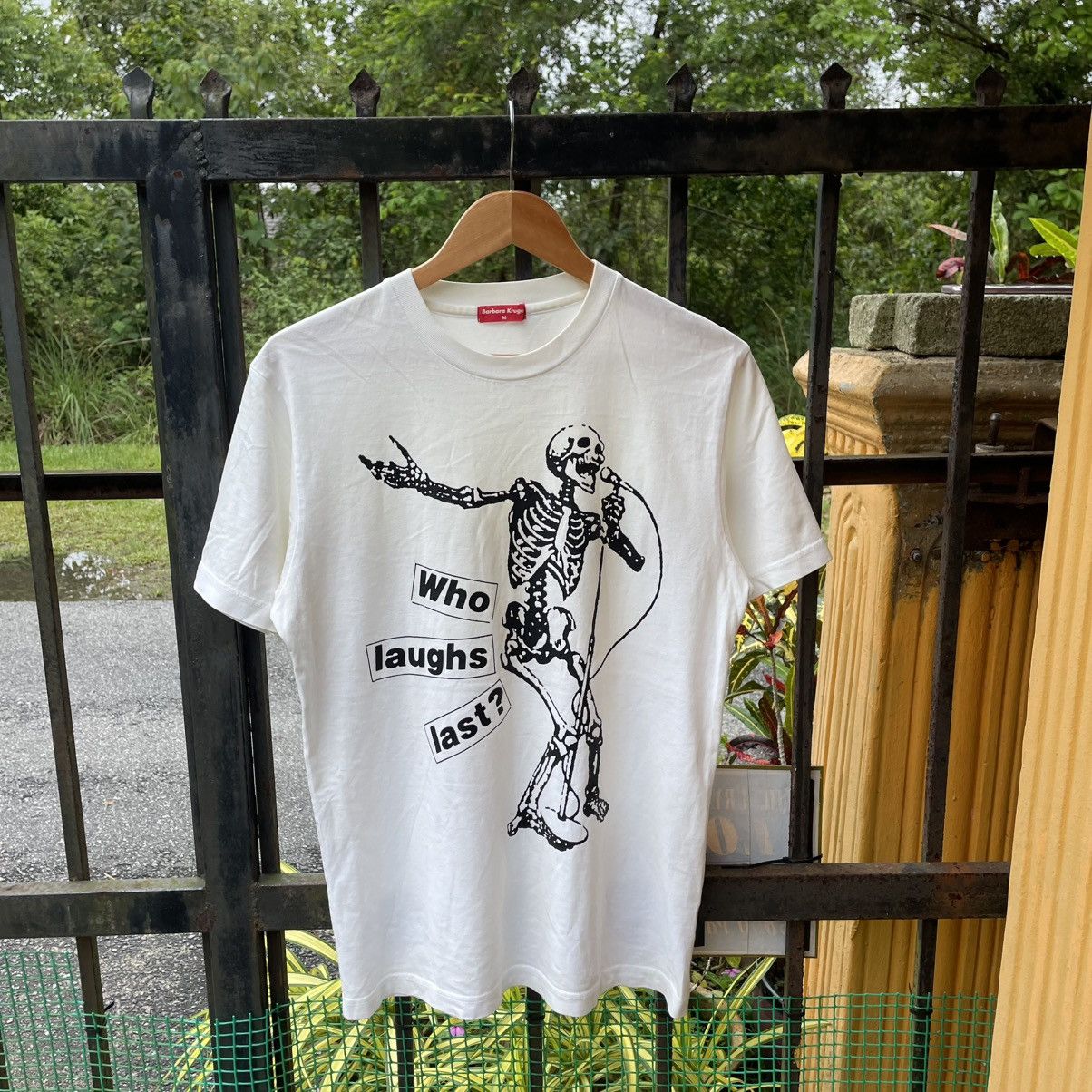 Barbara Kruger × Japanese Brand × Vintage 🔥OG Barbara Kruger Who Laughs Last Skull Logo Tee Size US M / EU 48-50 / 2 - 1 Thumbnail