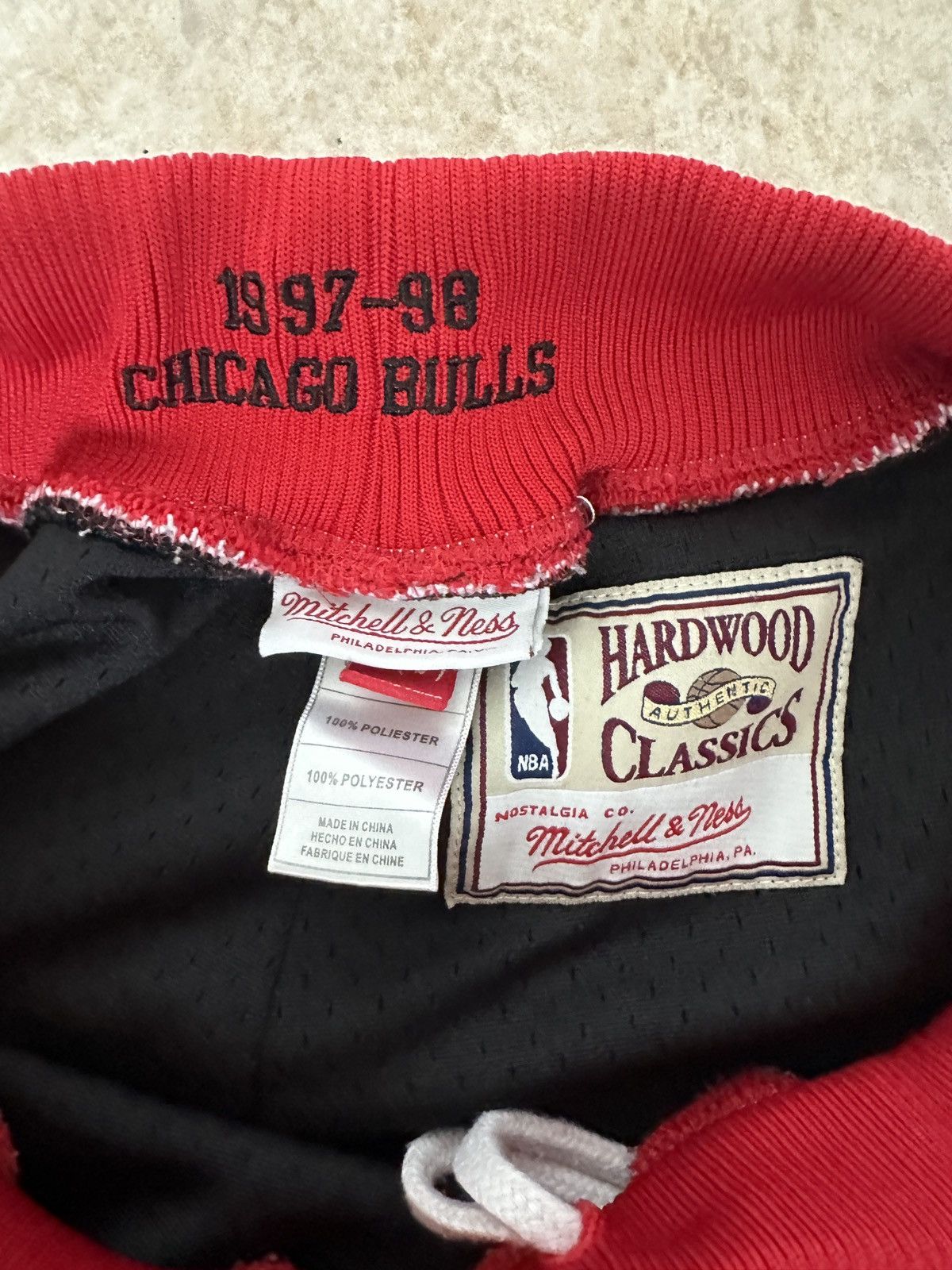 Mitchell & Ness × NBA × Vintage Mitchell&Ness Chicago Bulls 97-98 shorts Size US 32 / EU 48 - 3 Thumbnail