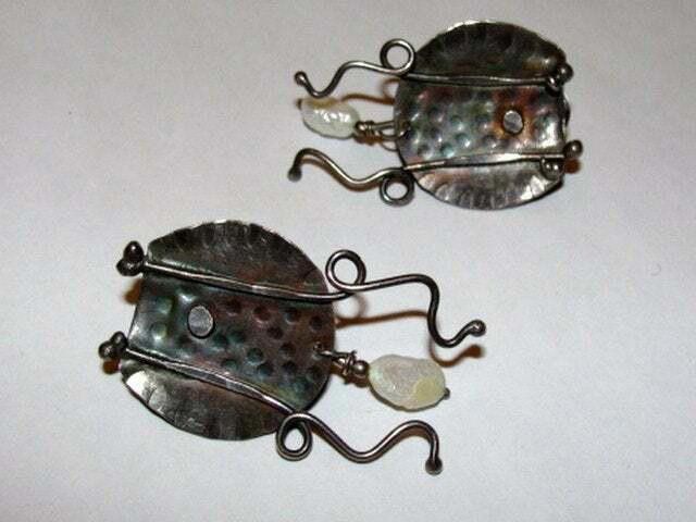 Designer Hammered Disc Figural Modernist Water Pearl Dangle Earrings Size ONE SIZE - 2 Thumbnail