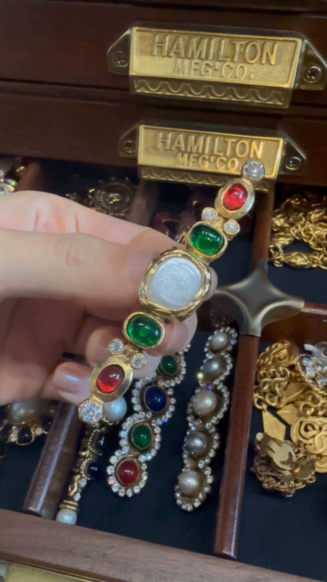 Chanel CHANEL Vintage Red Green Gripoix Bar Brooch Size ONE SIZE - 1 Thumbnail