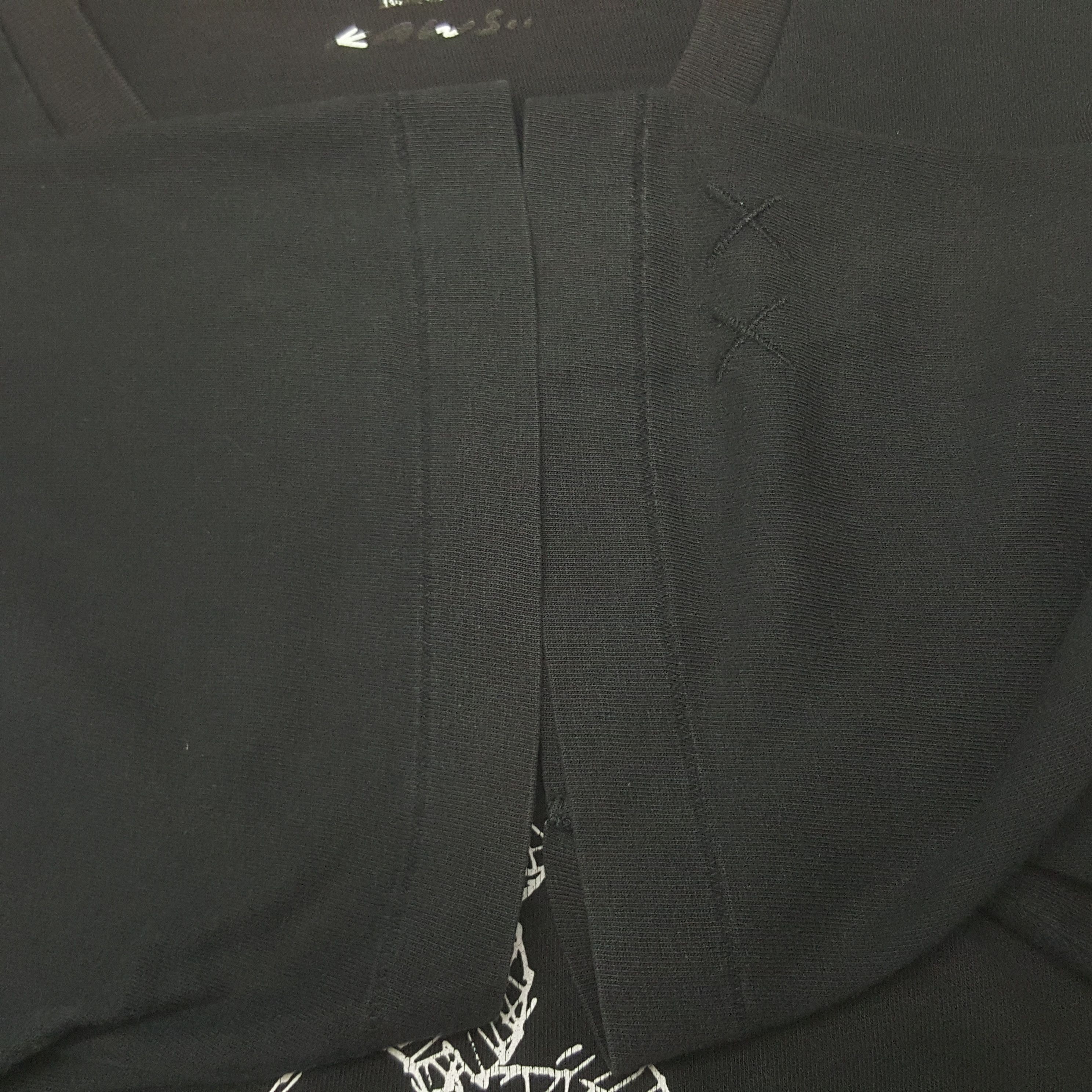 Kaws Vintage Kaws X Uniqlo Japanese Brand Tshirt C294N40 Size US L / EU 52-54 / 3 - 5 Thumbnail