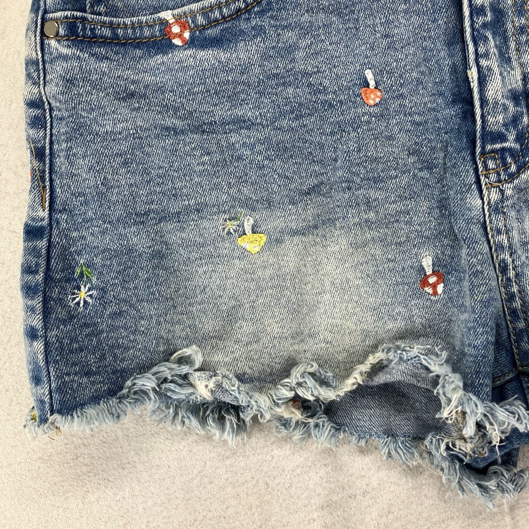 Vintage VINTAGE Tinseltown Juniors High Rise Denim Shorts 5 Embroidered Mushrooms Y2K Festival Womens Size 27" / US 4 / IT 40 - 7 Thumbnail