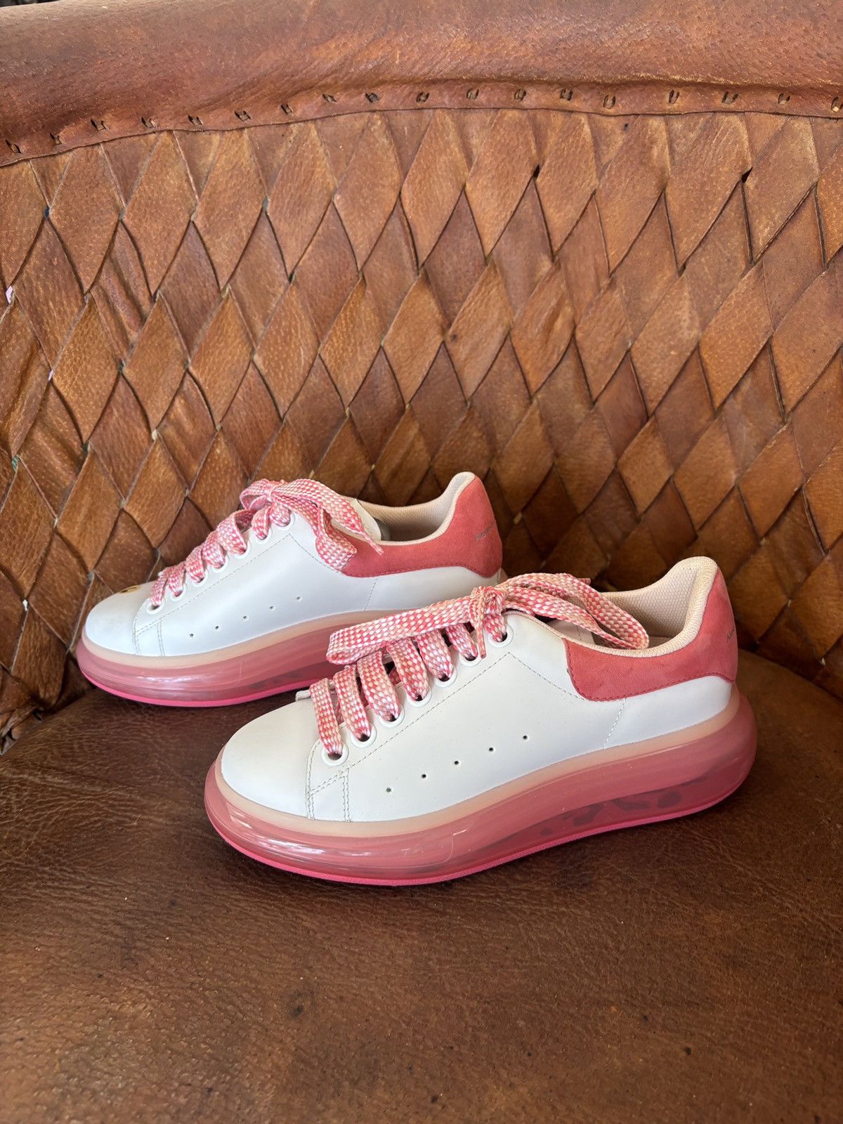 Alexander McQueen Alexander McQueen sneaker pink and white Size US 6 / IT 36 - 5 Thumbnail