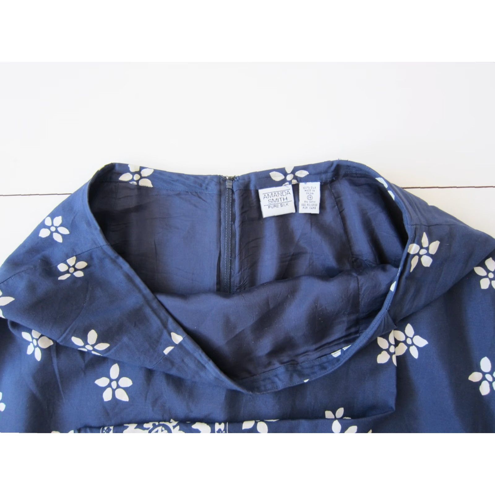 Vintage Amanda Smith 100% Silk Navy Blue White Floral Zip Wrap Skirt Women Size 14 Size 36" / US 14 / IT 50 - 6 Thumbnail