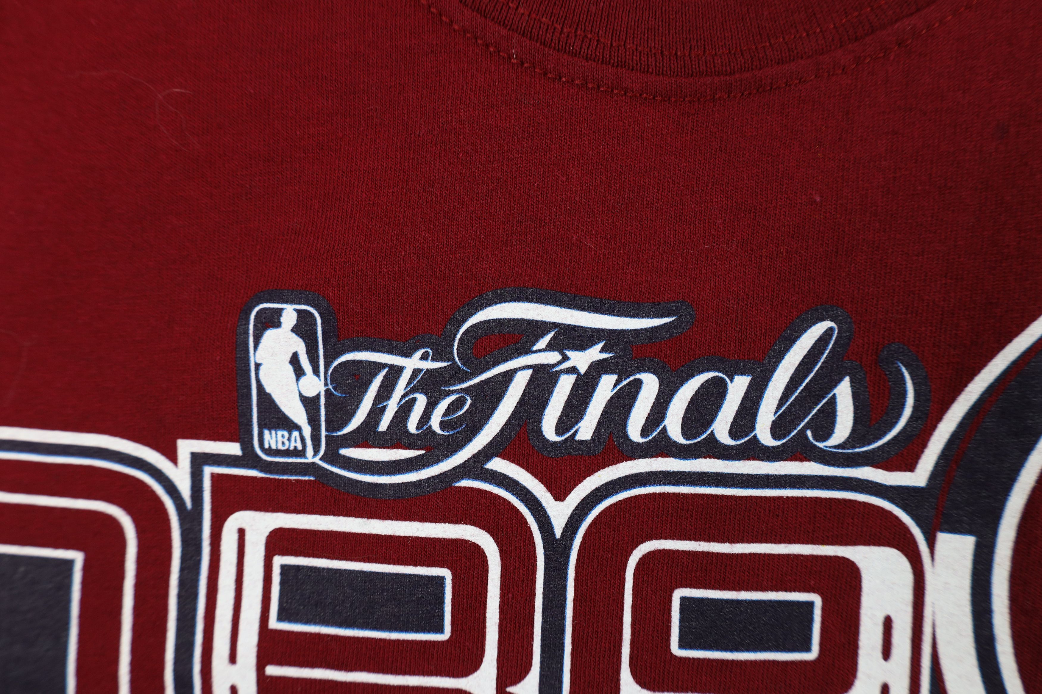 Vintage Vintage Y2K Cleveland Cavaliers Basketball T-Shirt Red Size US XL / EU 56 / 4 - 5 Thumbnail