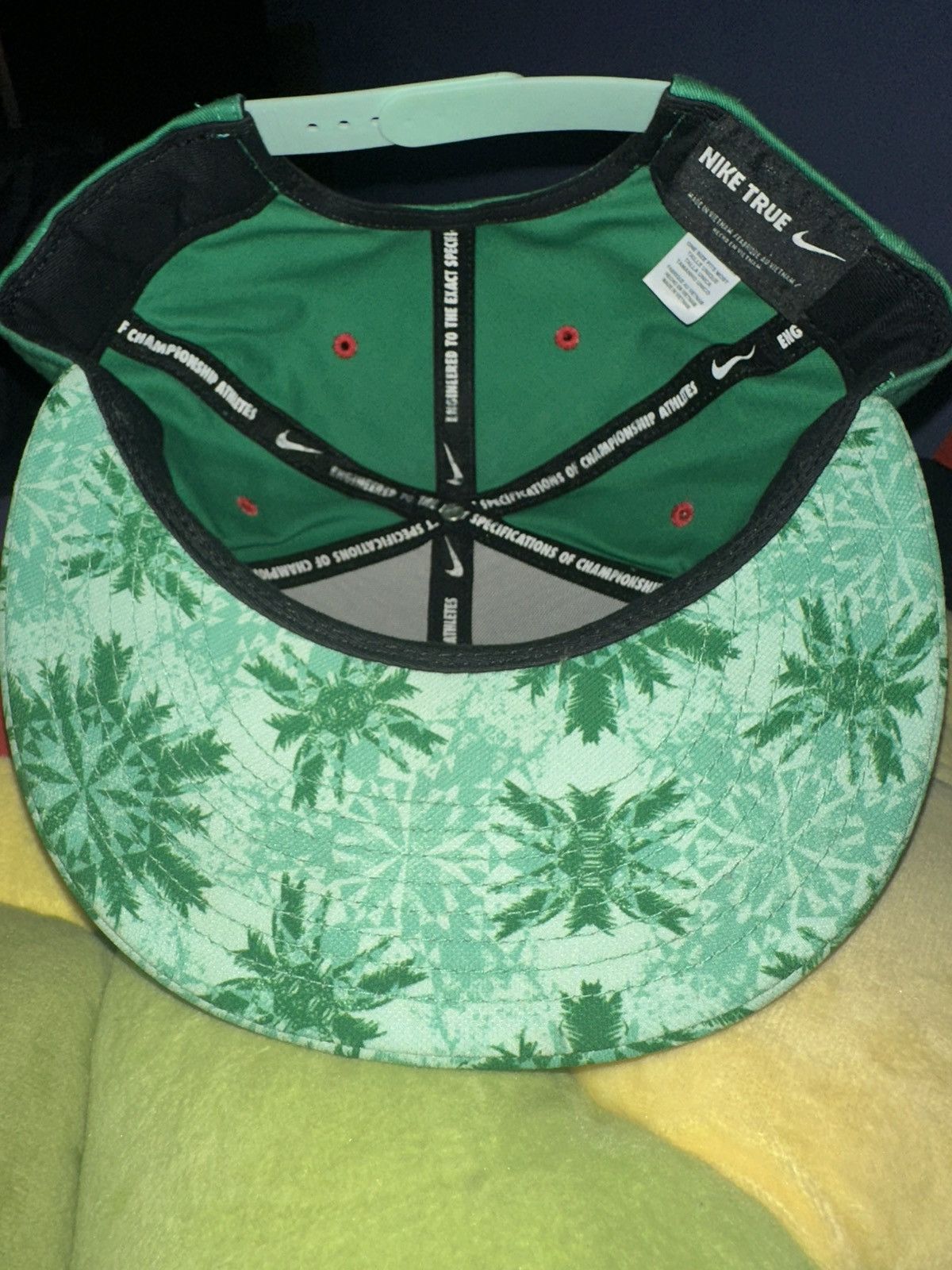Nike Nike Lebron Christmas 2014 King James snapback Size ONE SIZE - 4 Thumbnail