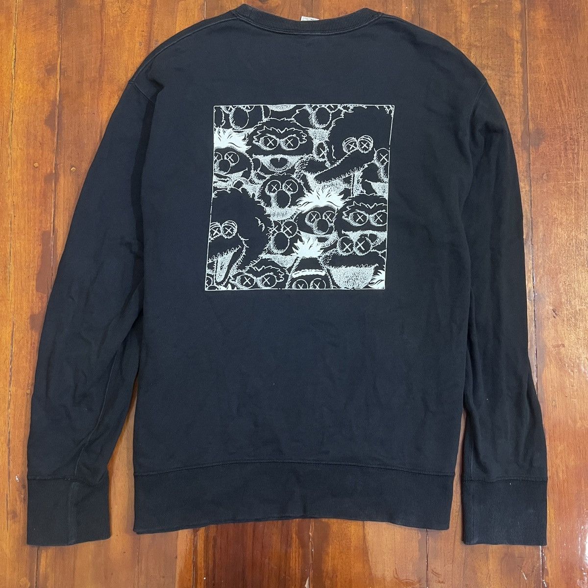 Kaws × Uniqlo Kaws Sweatshirt nice back graphic Size US XL / EU 56 / 4 - 1 Thumbnail