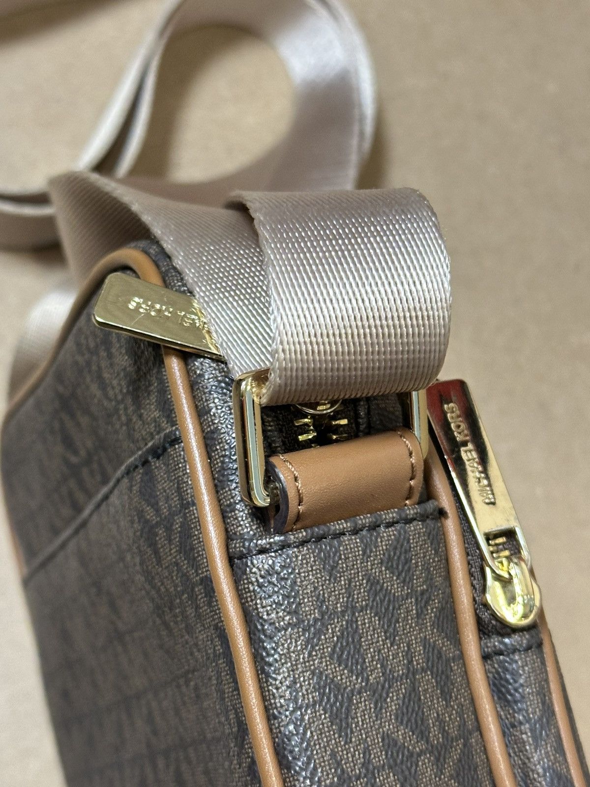 Michael Kors MICHAEL KORS SLING SLING BAG. Size ONE SIZE - 10 Thumbnail