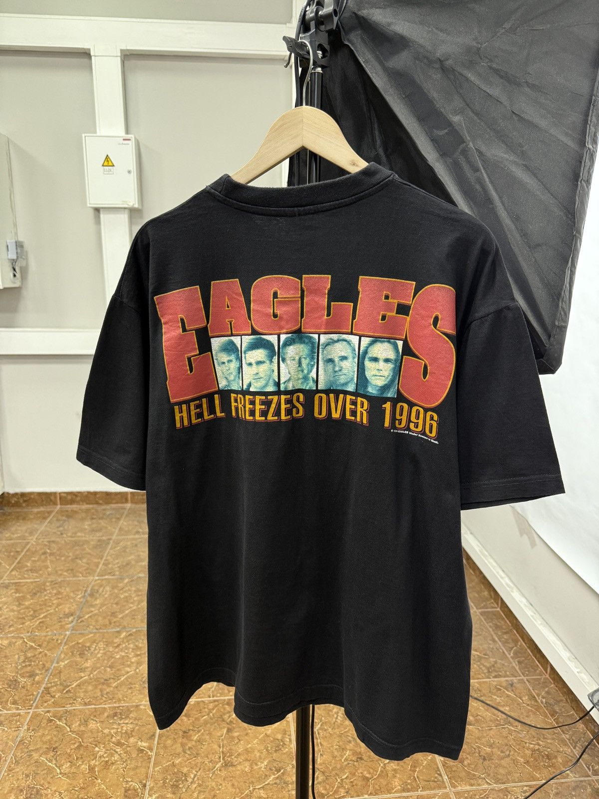 Giant 🇺🇸 Vintage 1996 Eagles Hell Freezes Over World Tour T-Shirt Size US XL / EU 56 / 4 - 2 Thumbnail