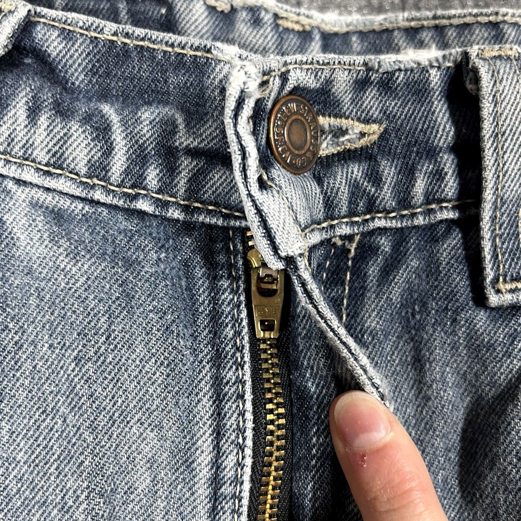 Levi's VINTAGE Levi's 560 Jeans Womens Size 9 28x31 Blue 90s Loose Fit Straight Levi's 500 Series Mens Womens Girls Size 30" / US 8 / IT 44 - 6 Thumbnail