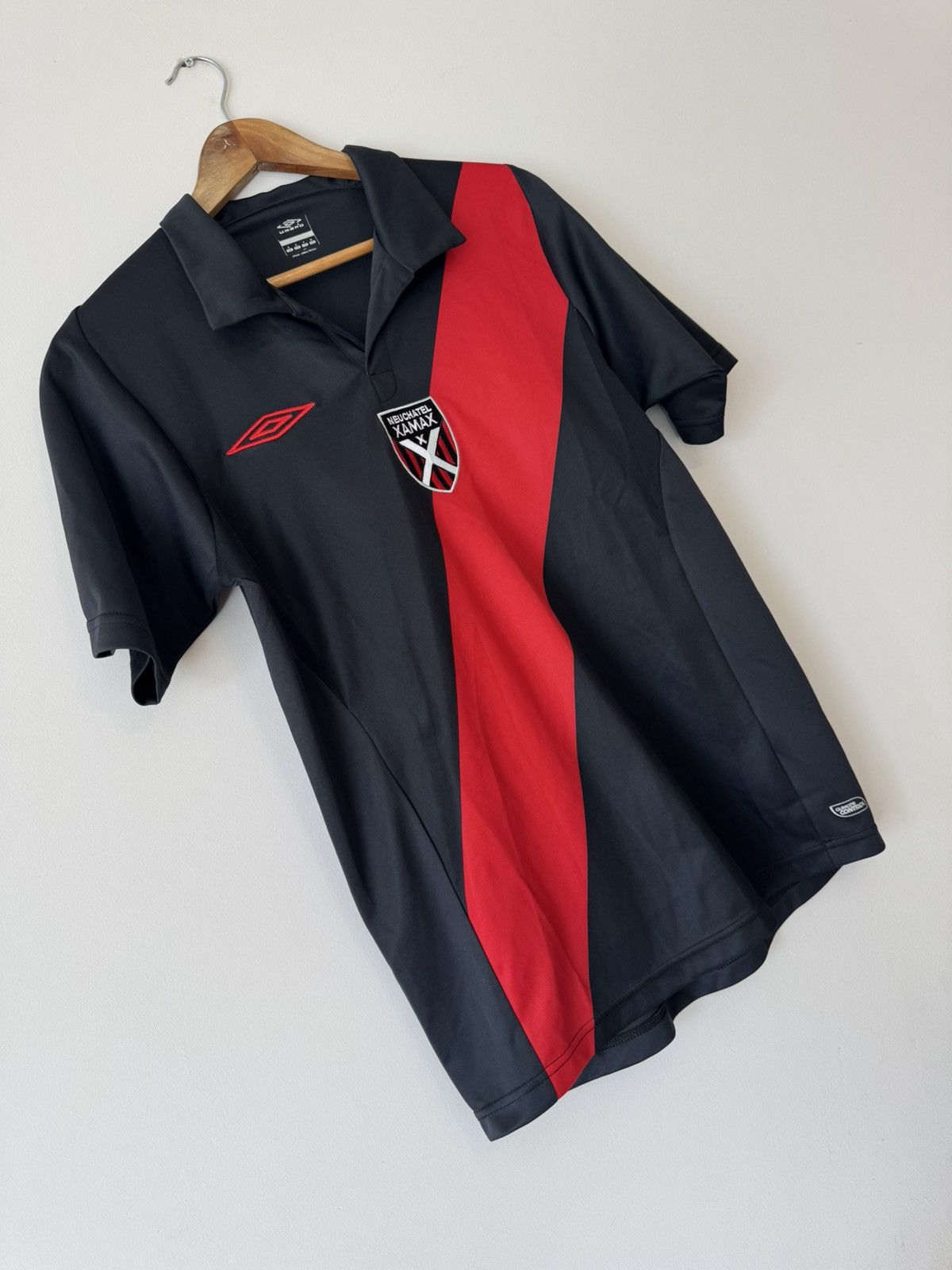 Umbro Neuchatel Xamax 2010-2011 Home Soccer Jersey Football Shirt Size US S / EU 44-46 / 1 - 4 Thumbnail