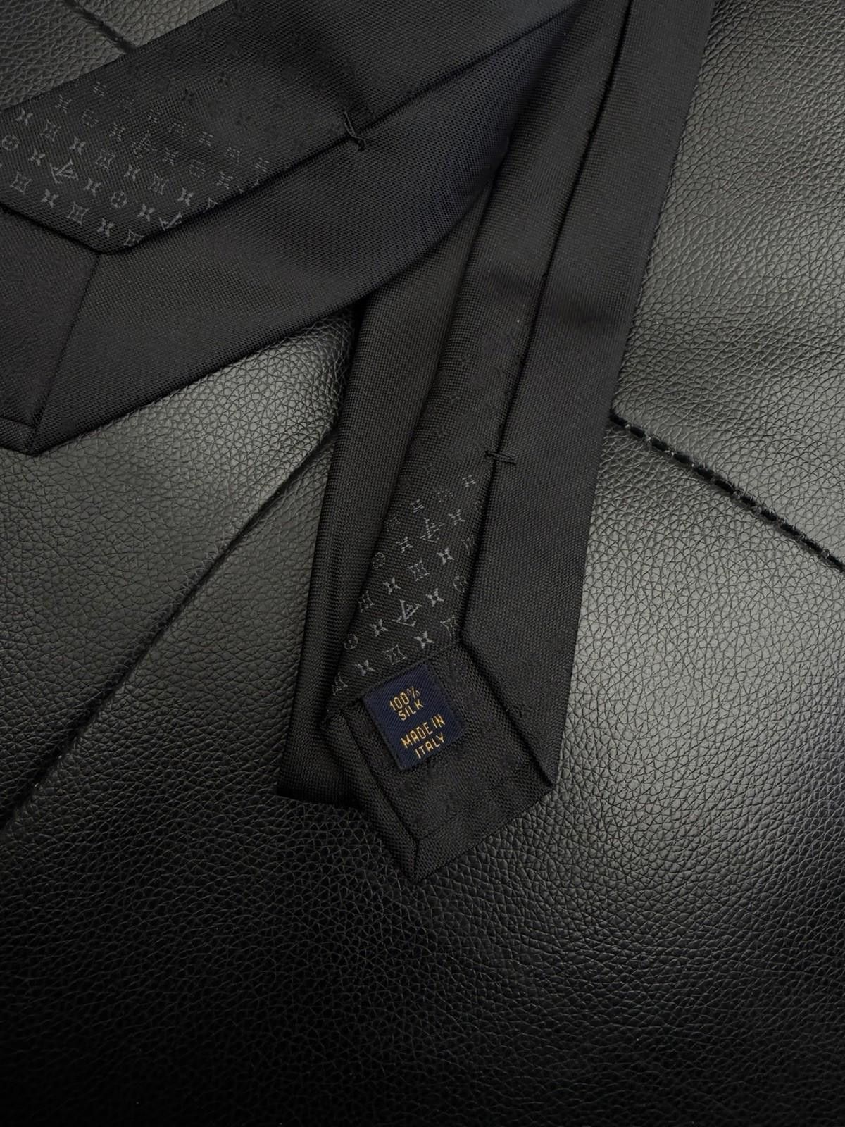 Louis Vuitton Louis Vuitton Tie Silk 100 % Authentic Monogram Tie , Black Size ONE SIZE - 7 Thumbnail