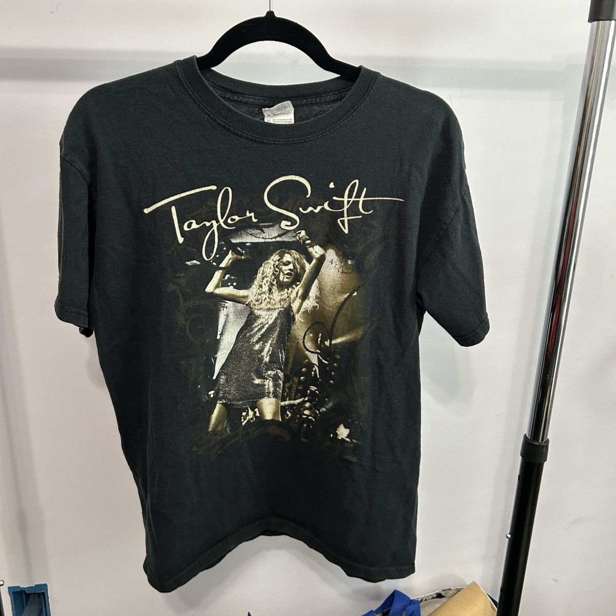 Gildan Gildan Taylor Swift 2009 Fearless Tour Tee Sz M - "Everette" Size M / US 6-8 / IT 42-44 - 2 Thumbnail