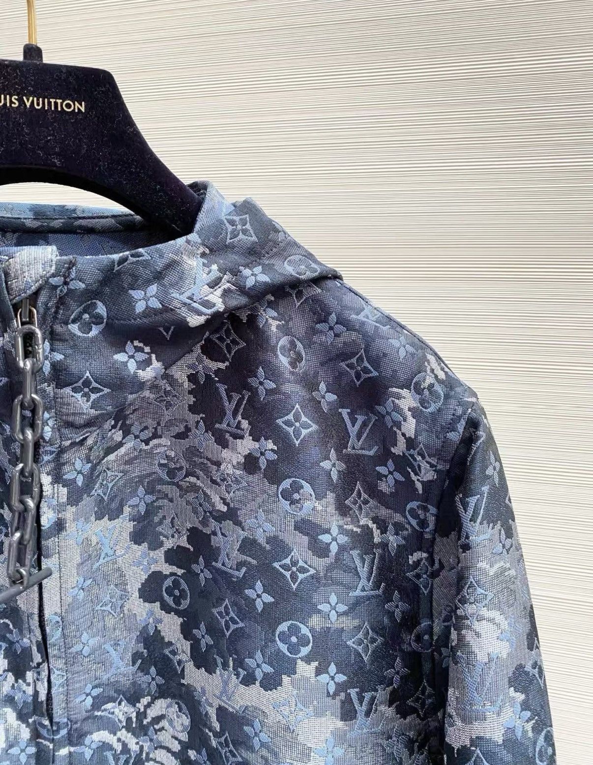 Louis Vuitton Louis Vuitton Monogram Hooded Windbreaker Unisex J33 Size M / US 6-8 / IT 42-44 - 4 Thumbnail