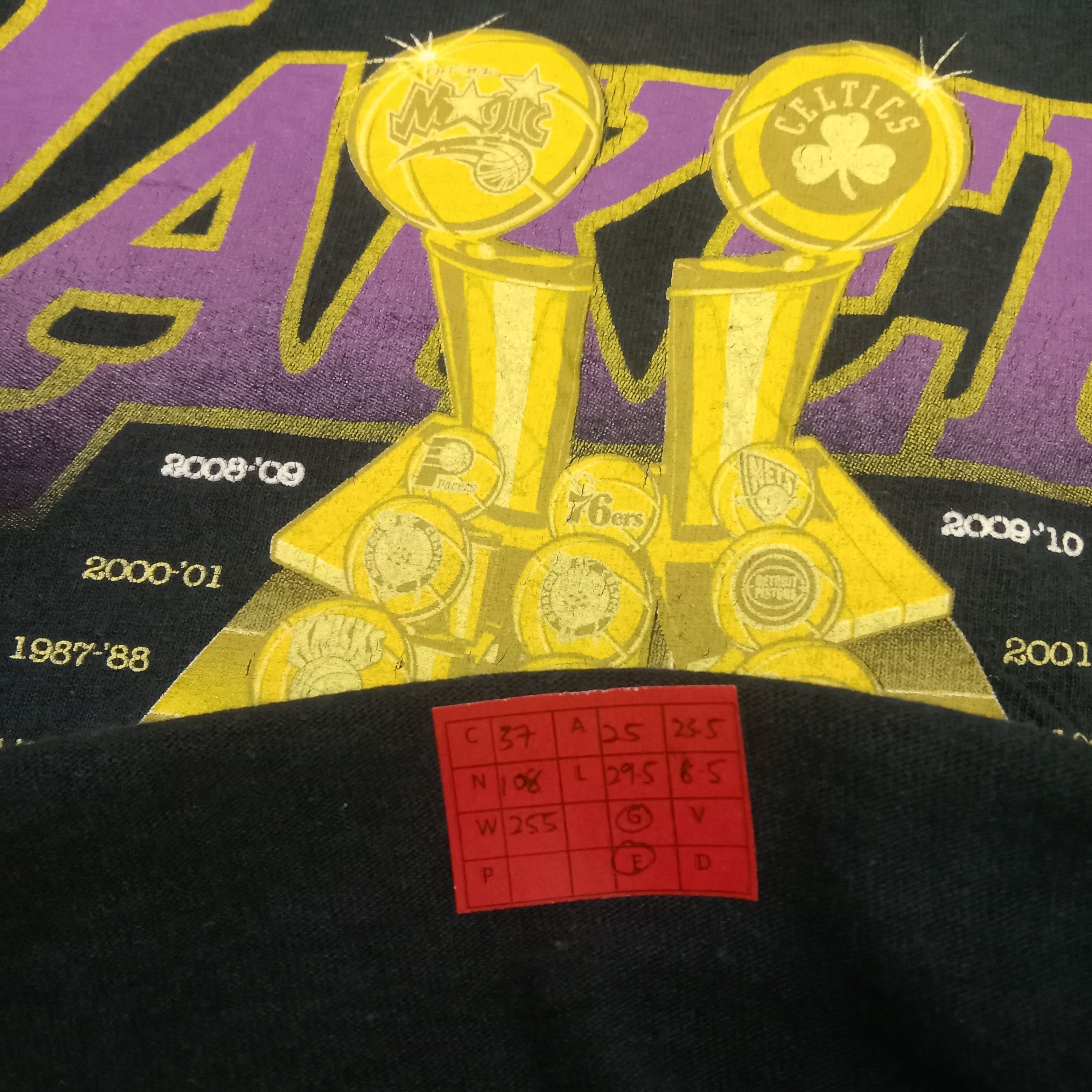 NBA × Vintage Lakers Basketball Team NBA World Champions Tshirt Size US XXL / EU 58 / 5 - 7 Thumbnail