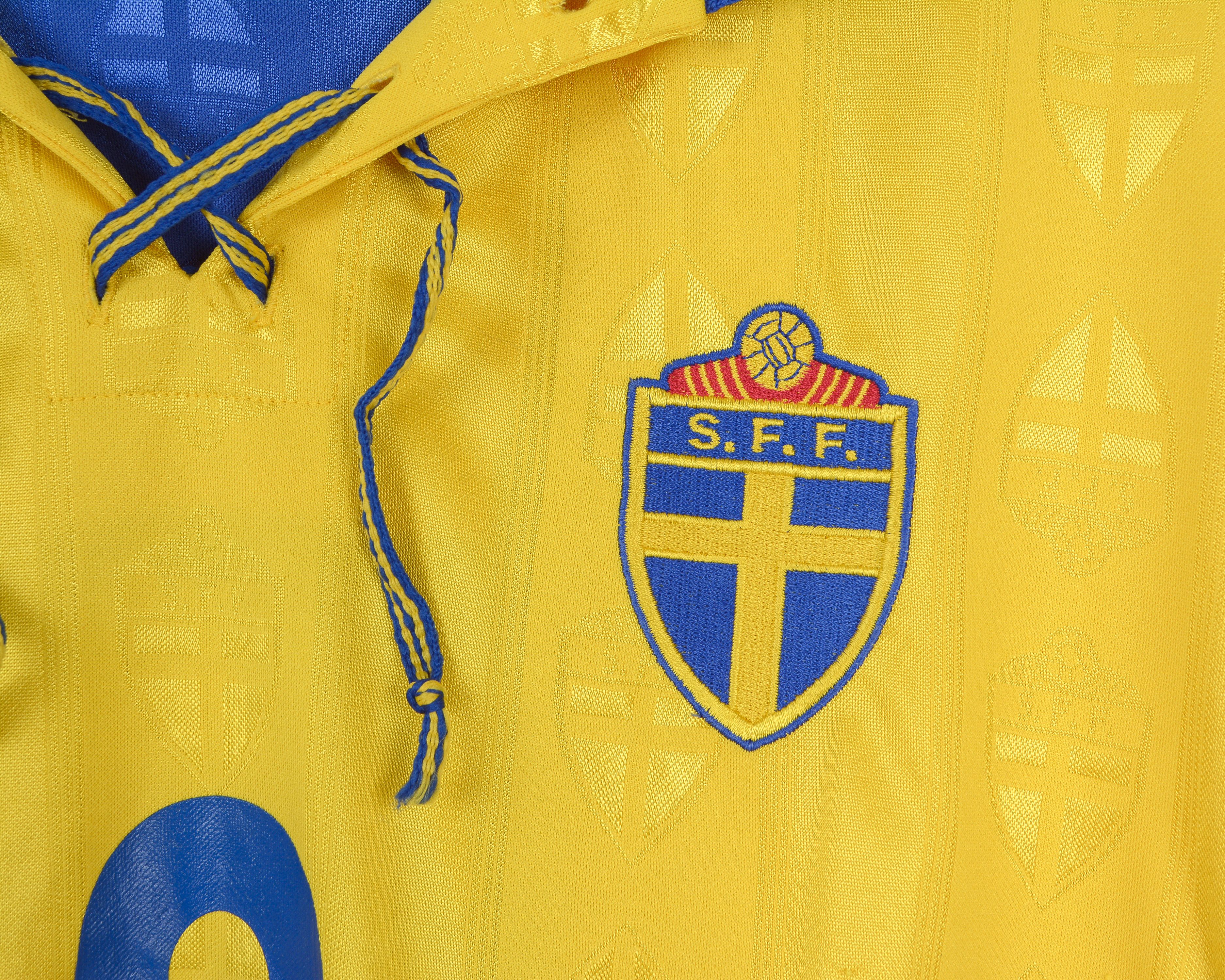 Adidas × Vintage SWEDEN Ljungberg #9 Home Shirt XL Adult 1998 1999 Kit Size US XL / EU 56 / 4 - 4 Thumbnail