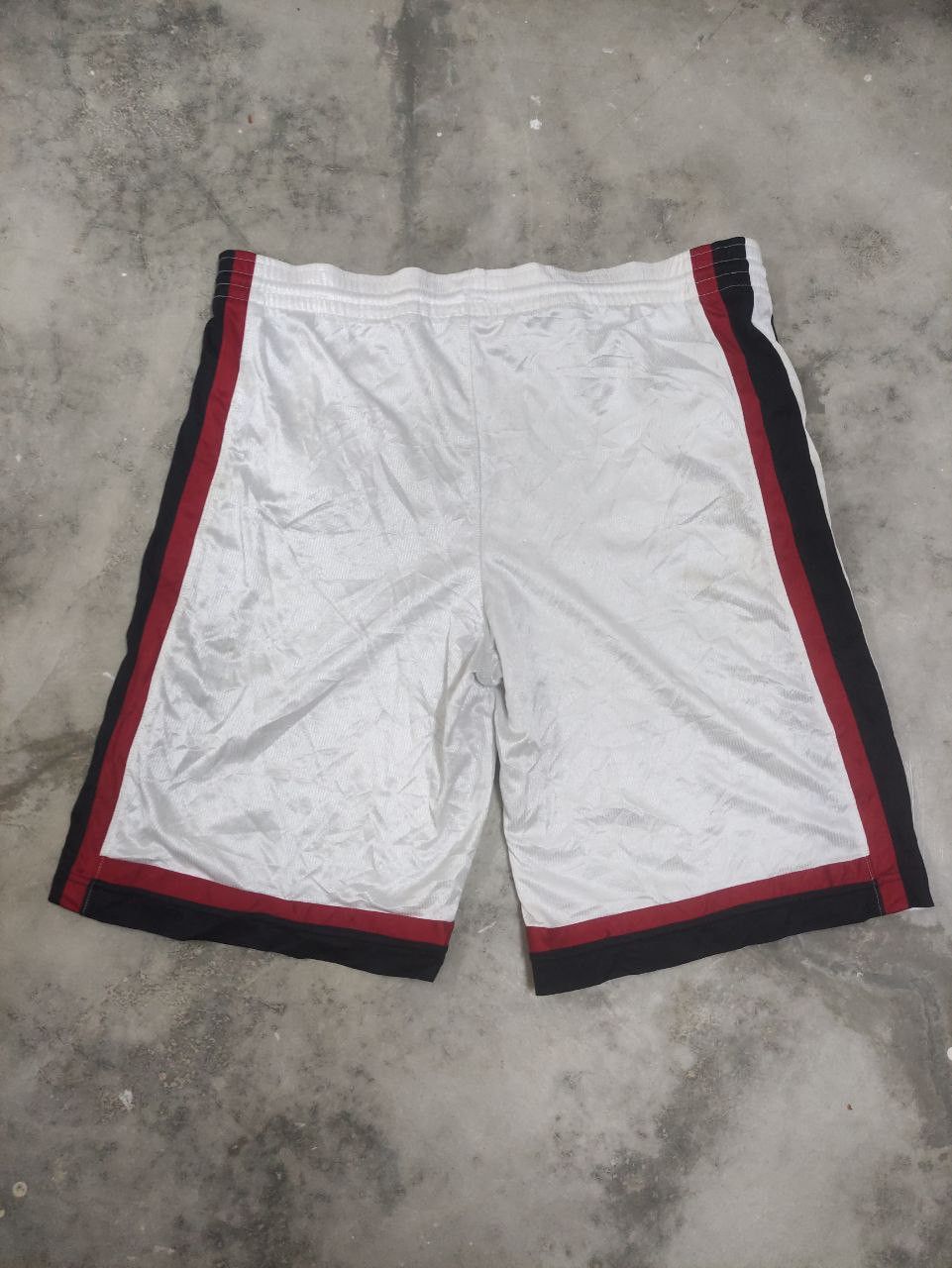 Nike Nike White Striped Athletic Shorts – Retro Sport Vibe Size US 35 - 2 Thumbnail