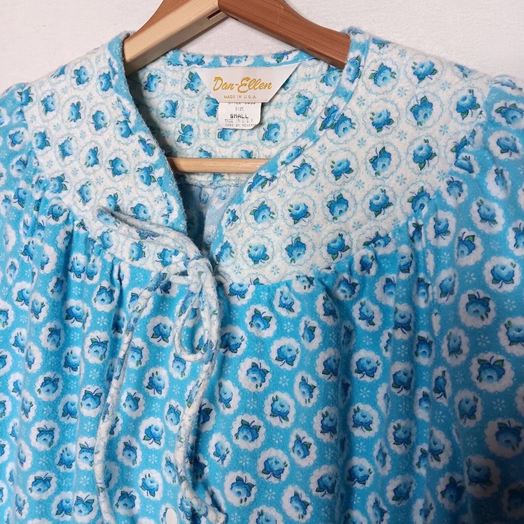 Vintage VINTAGE Dan-Ellen Gown Women's Small Blue Floral Flannel Snap Front Grannycore USA Made 39" Long Size ONE SIZE - 3 Thumbnail
