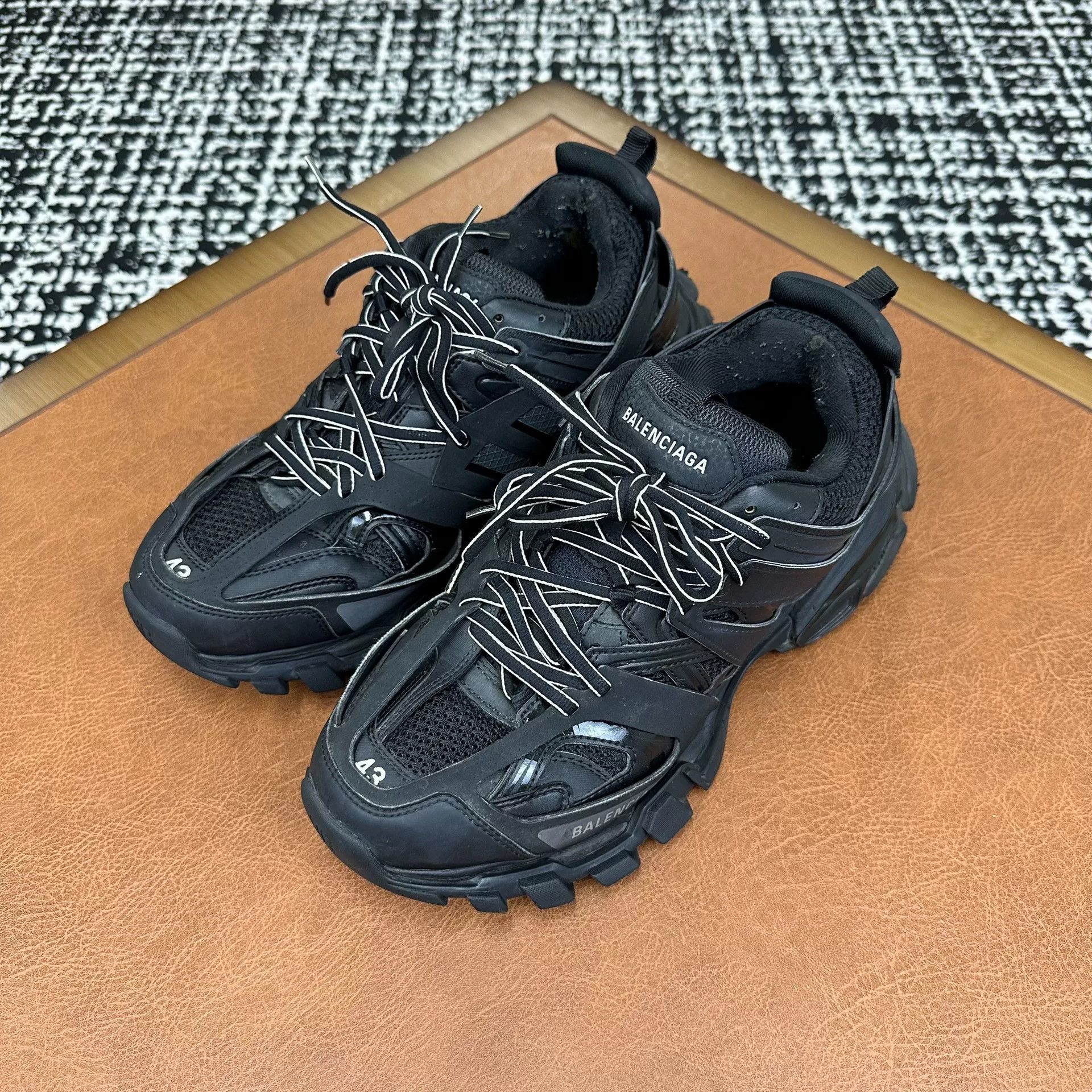 Balenciaga Balenciaga Black Lowtop Sneakers 10 Men Size US 10 / EU 43 - 1 Thumbnail