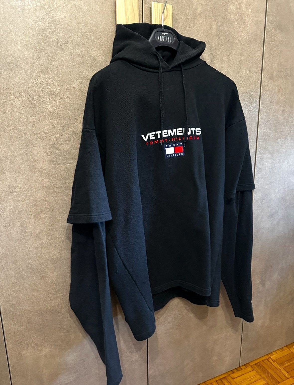 Tommy Hilfiger × Vetements Vetements x Tommy Hilfiger Double Sleeve Hoodie Black Size S Size US S / EU 44-46 / 1 - 3 Thumbnail