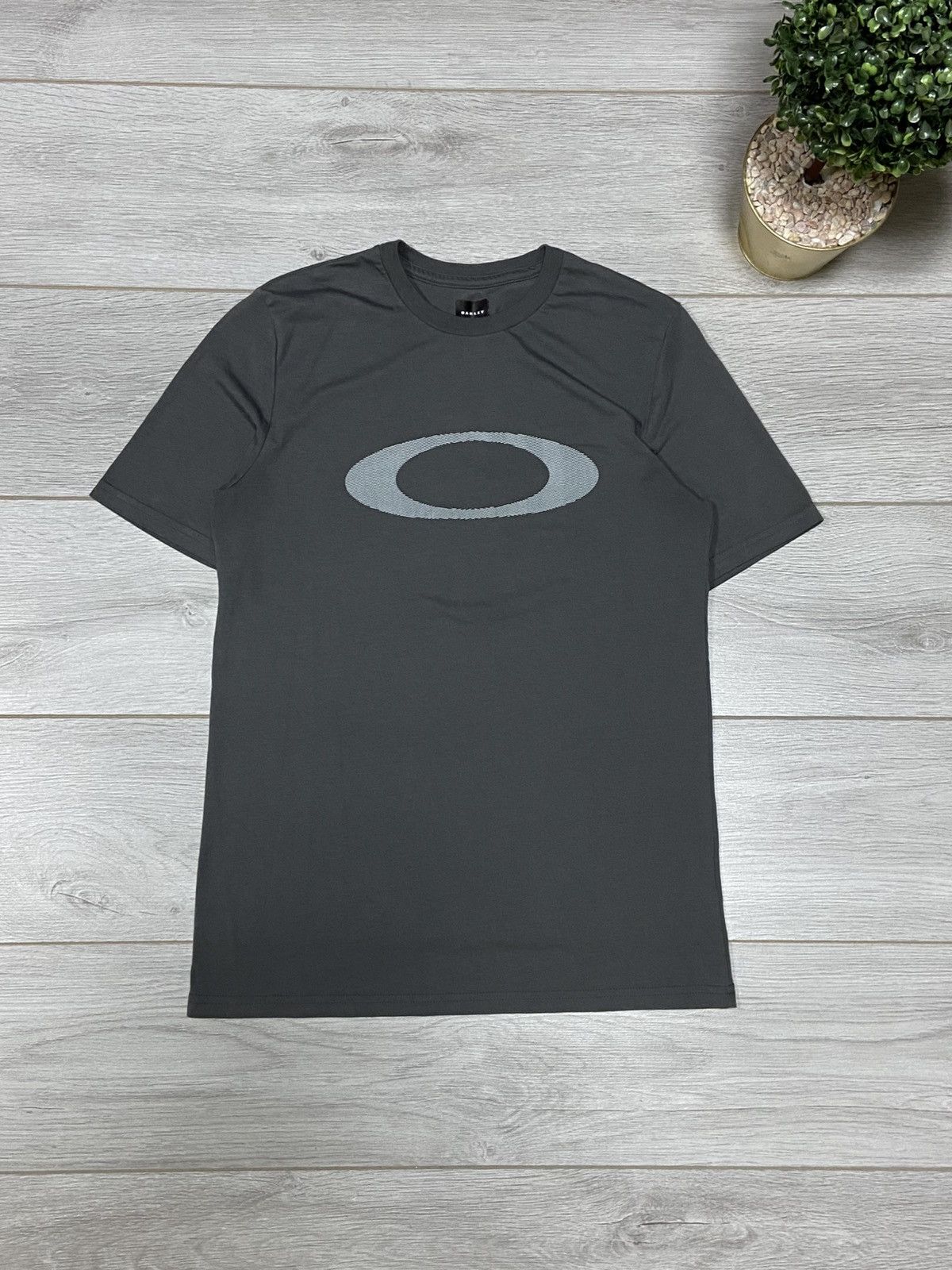 Vintage Oakley vintage big circle logo t-shirt Size US S / EU 44-46 / 1 - 1 Thumbnail