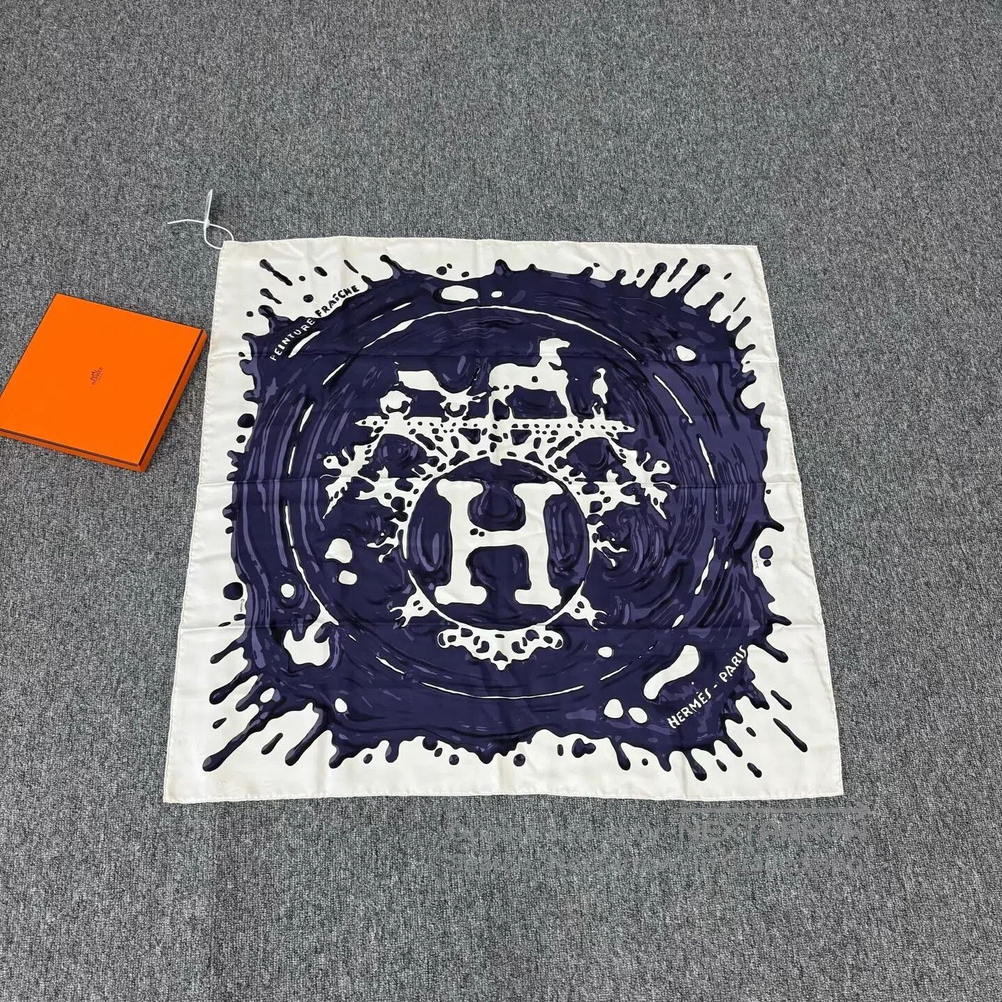 Hermes Hermes The paint isn't dry yet; the scarf is still there.| Size ONE SIZE - 1 Thumbnail