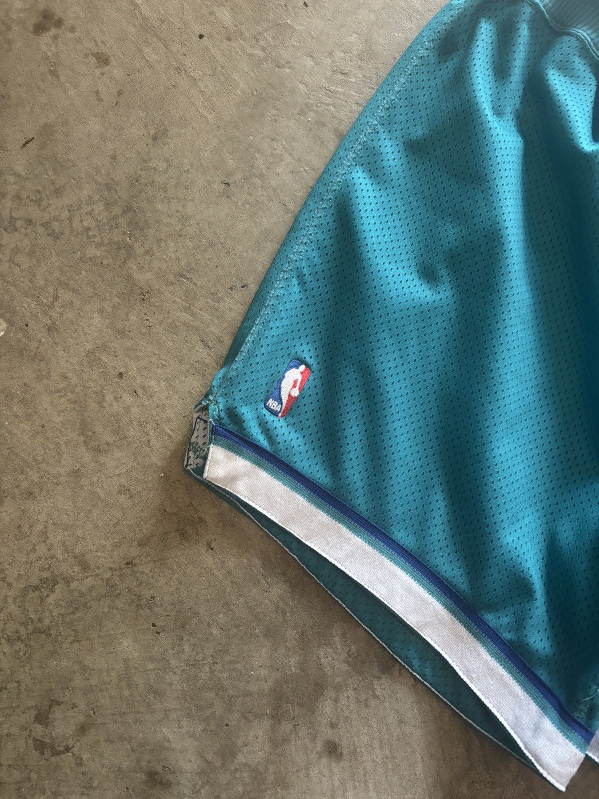 NBA vintage champion hornets basketball shorts Size US 36 / EU 52 - 4 Thumbnail