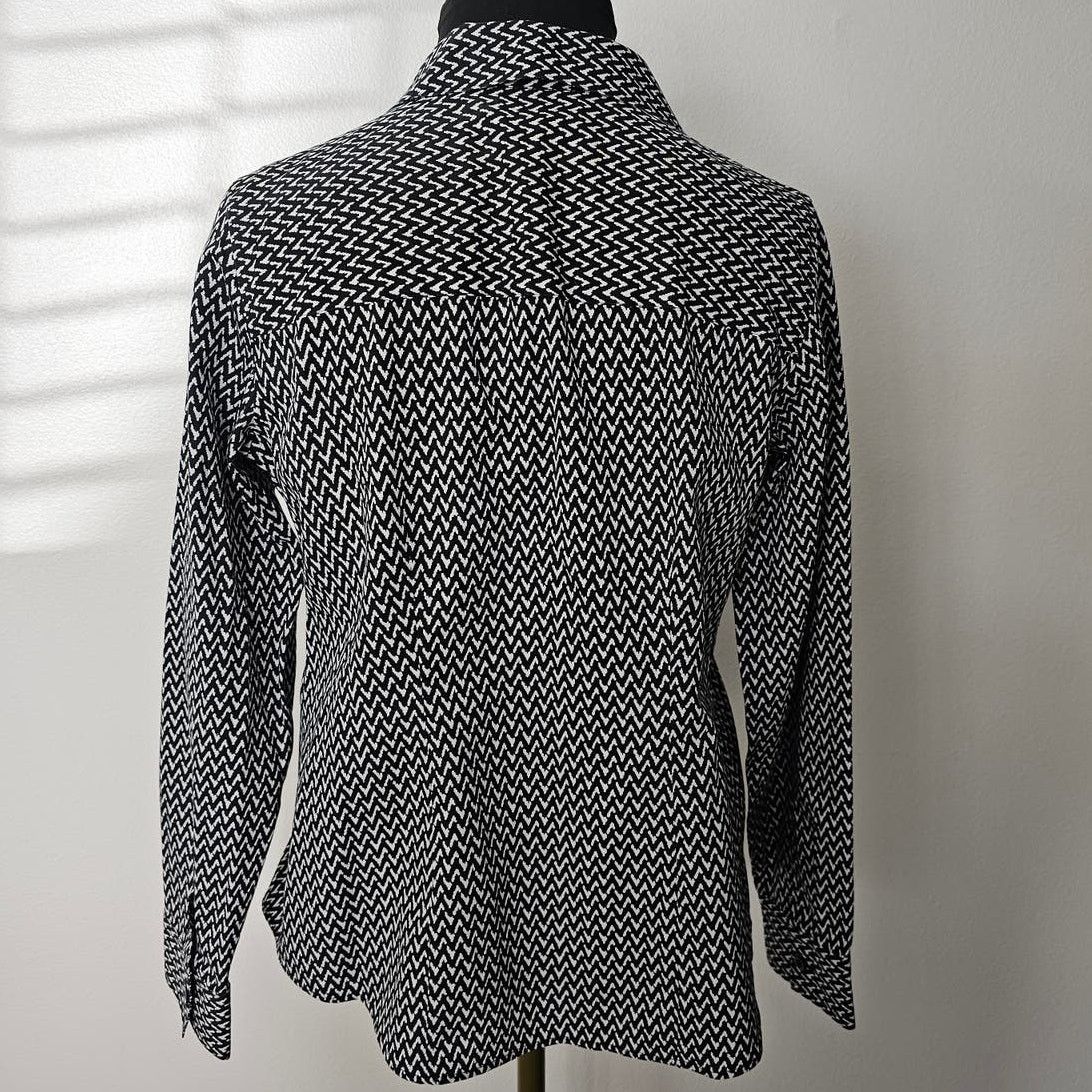 Chicos Chico's No-Iron Zig-Zag Button Front Blouse Shirt Top 0 S 4 Size S / US 4 / IT 40 - 3 Thumbnail