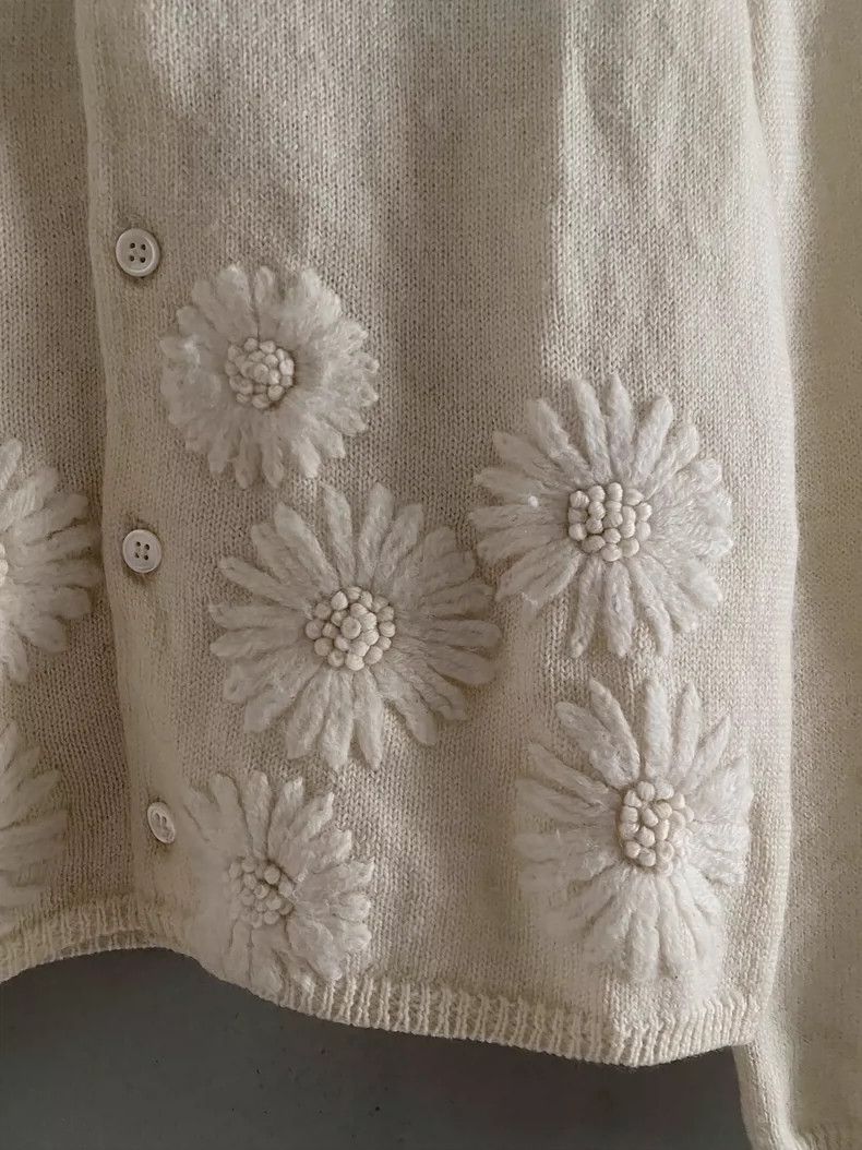 Comme des Garcons Comme Des Garcons Off-white flower embroidered wool sweate Size S / US 4 / IT 40 - 5 Thumbnail
