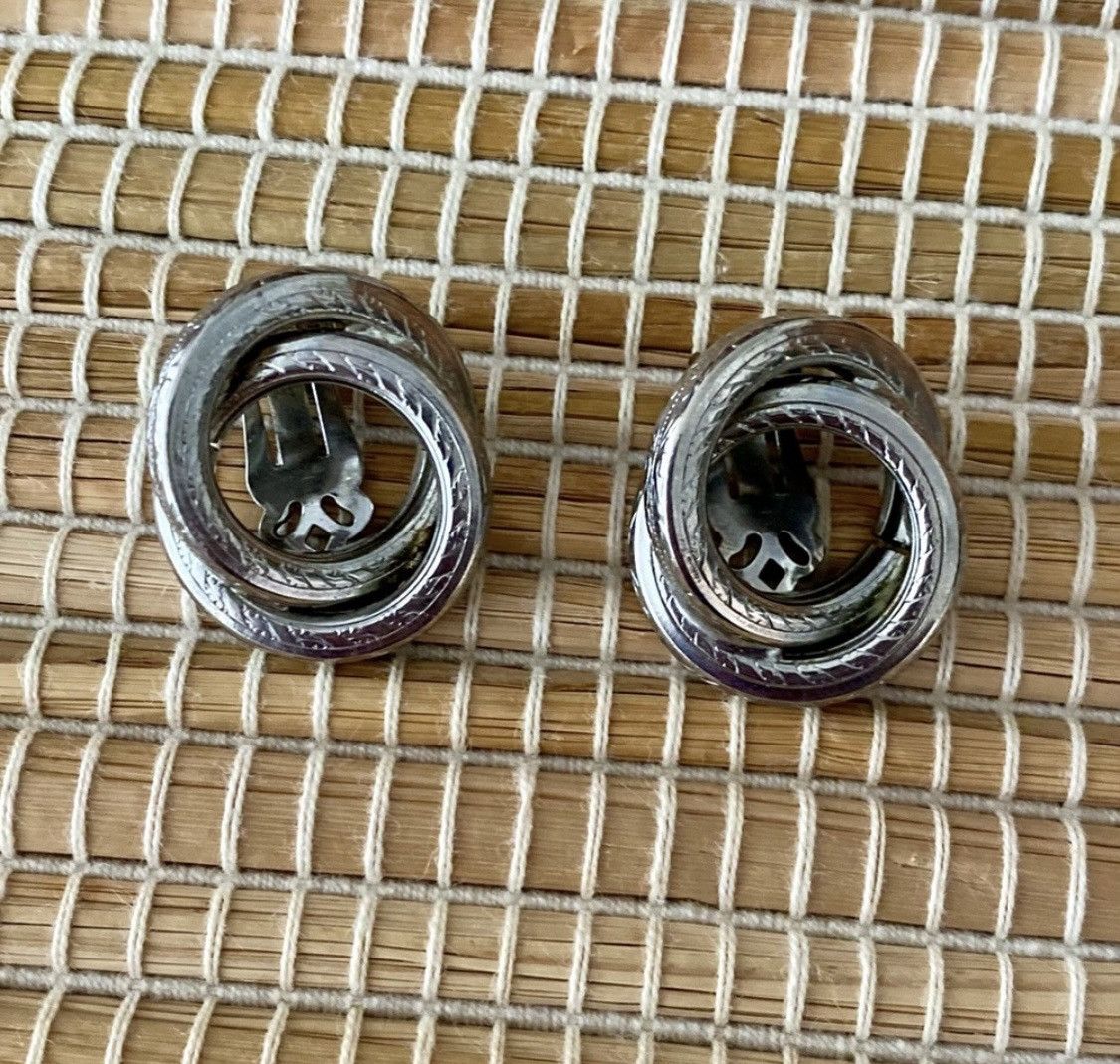 Vintage VINTAGE SILVER ENGRAVED ENTANGLED HOOP CLIP ON EARRINGS Size ONE SIZE - 1 Thumbnail