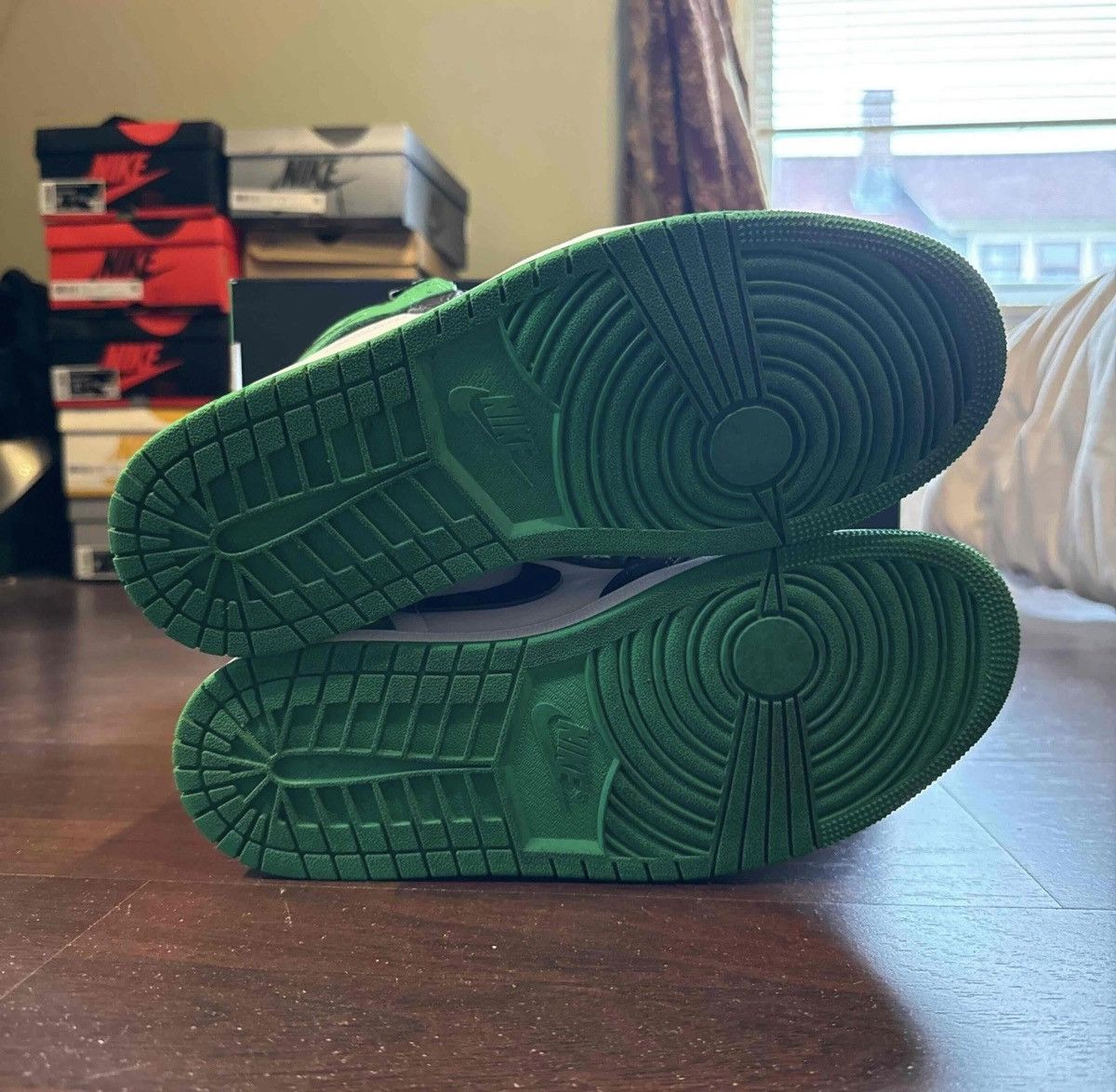 Jordan Brand Jordan Air Jordan 1 Retro High OG Lucky Green Size US 9.5 / EU 42-43 - 5 Thumbnail