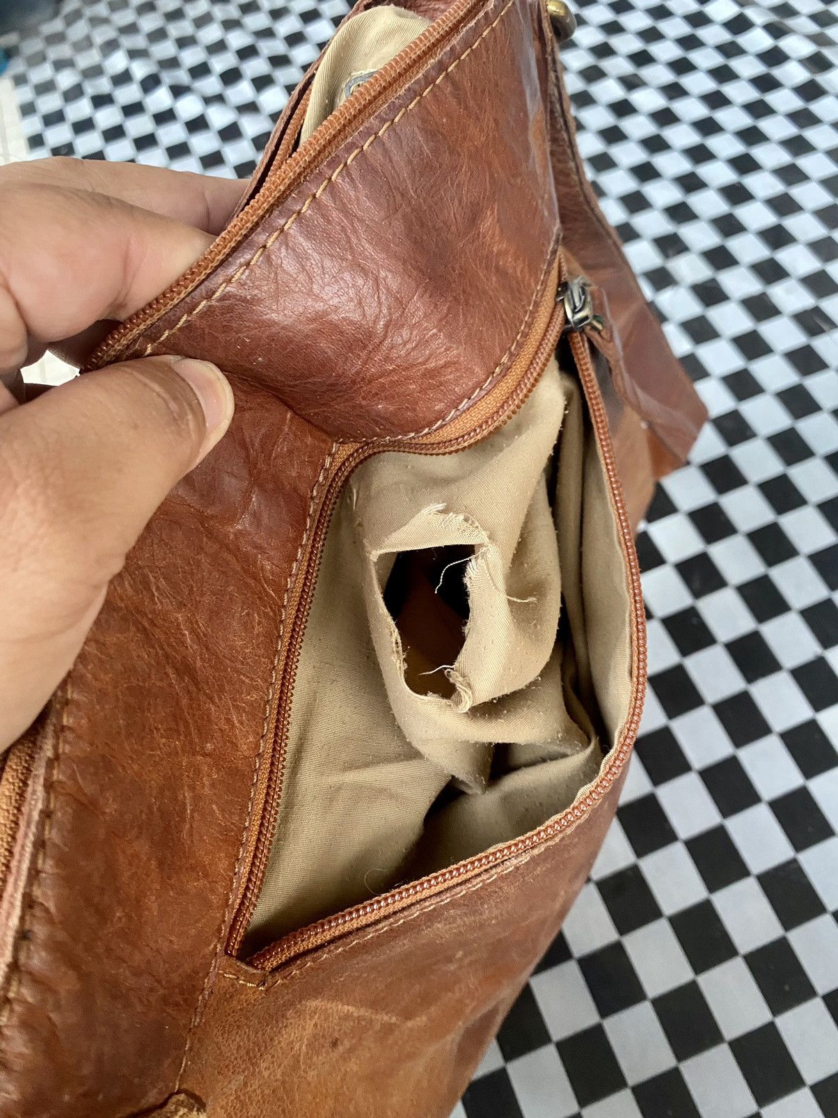 Leather × Vintage Vintage Leather Crossbody bag Oran Leather Australia Size ONE SIZE - 17 Thumbnail