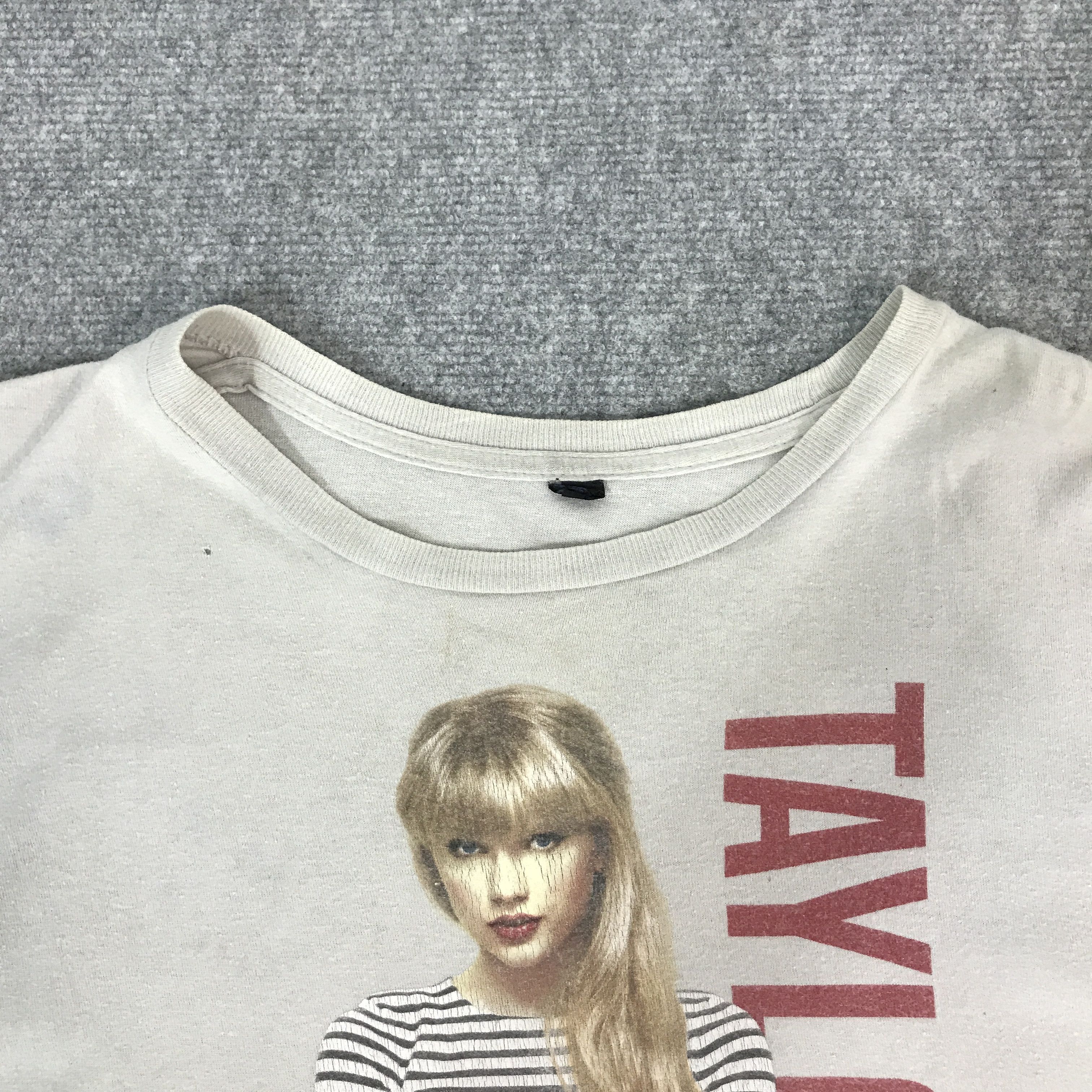 Band Tees Taylor swift red tour t-shirts Size US M / EU 48-50 / 2 - 7 Thumbnail