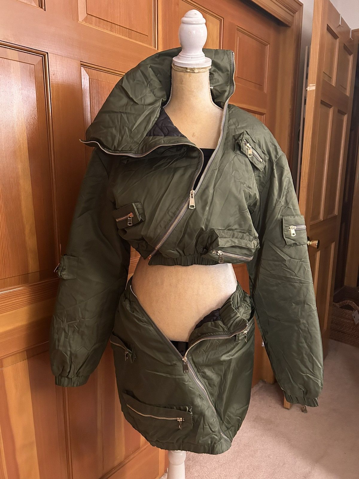 Designer × Other NWT, Lavishly Paris Army Green Two Piece Puffer Suit. Size M / US 6-8 / IT 42-44 - 5 Thumbnail