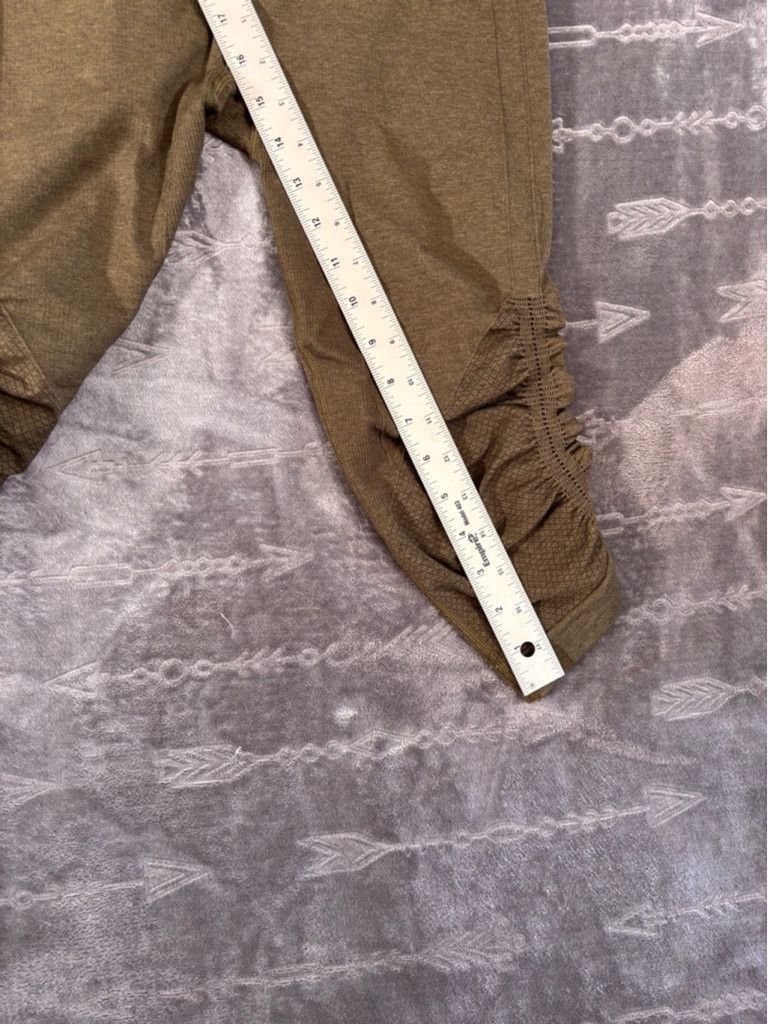Lululemon Women's Lululemon Ruched Capri Leggings Size S Olive Green Size 28" / US 6 / IT 42 - 5 Thumbnail