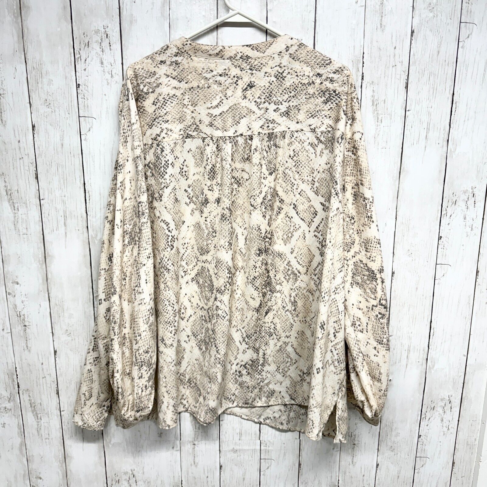 Other Ava & Viv Blouse 4X Snakeskin Wide Neck Deep VNeck Polyester Size 4XL / US 24-26 - 5 Thumbnail