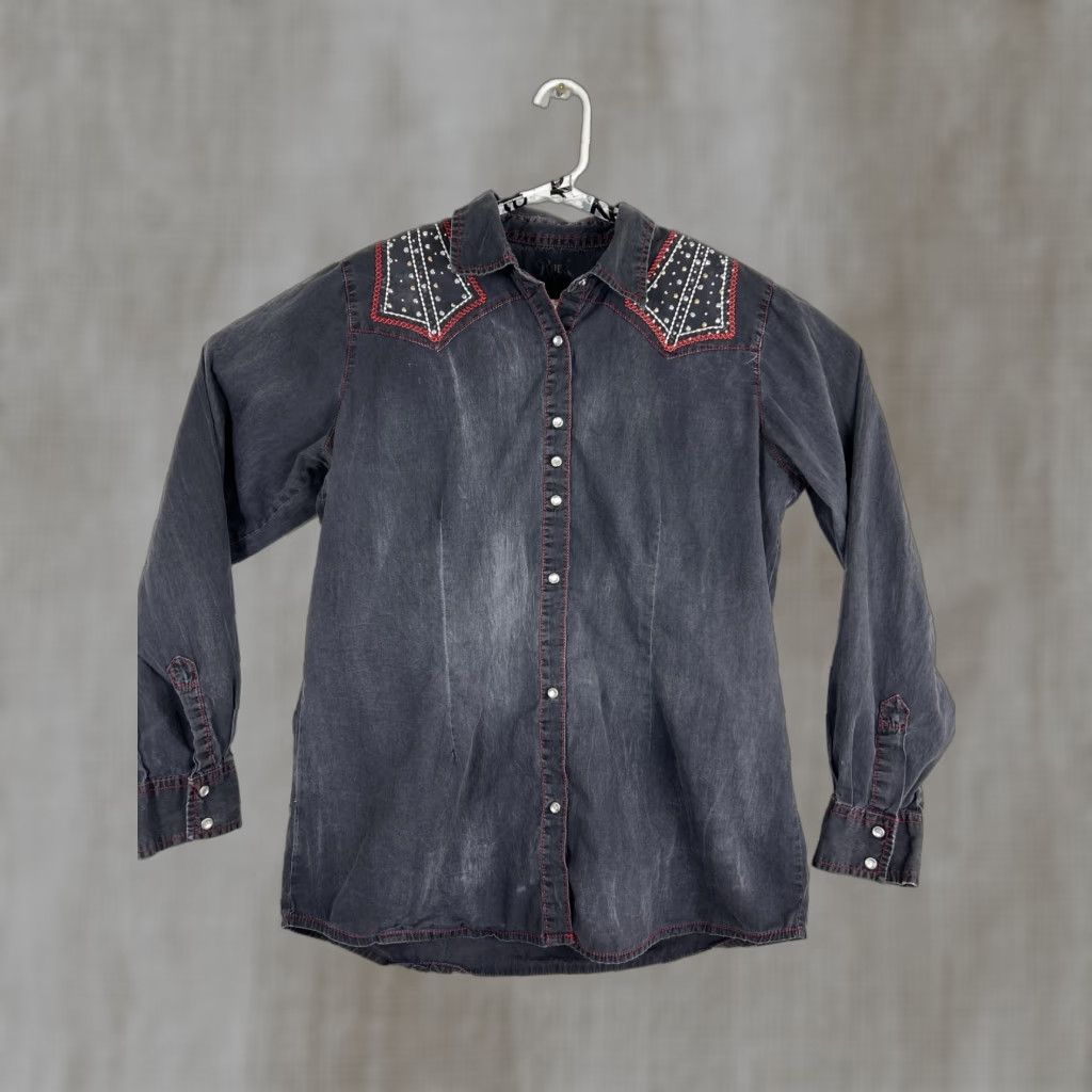 47 VINTAGE Rock 47 by Wrangler Beaded Pearl Snap Shirt Womens Long Sleeve Black Western Beaded Accents Sized L (Chest 22” Length 28” Sleeves 24”) Size L / US 10 / IT 46 - 1 Thumbnail