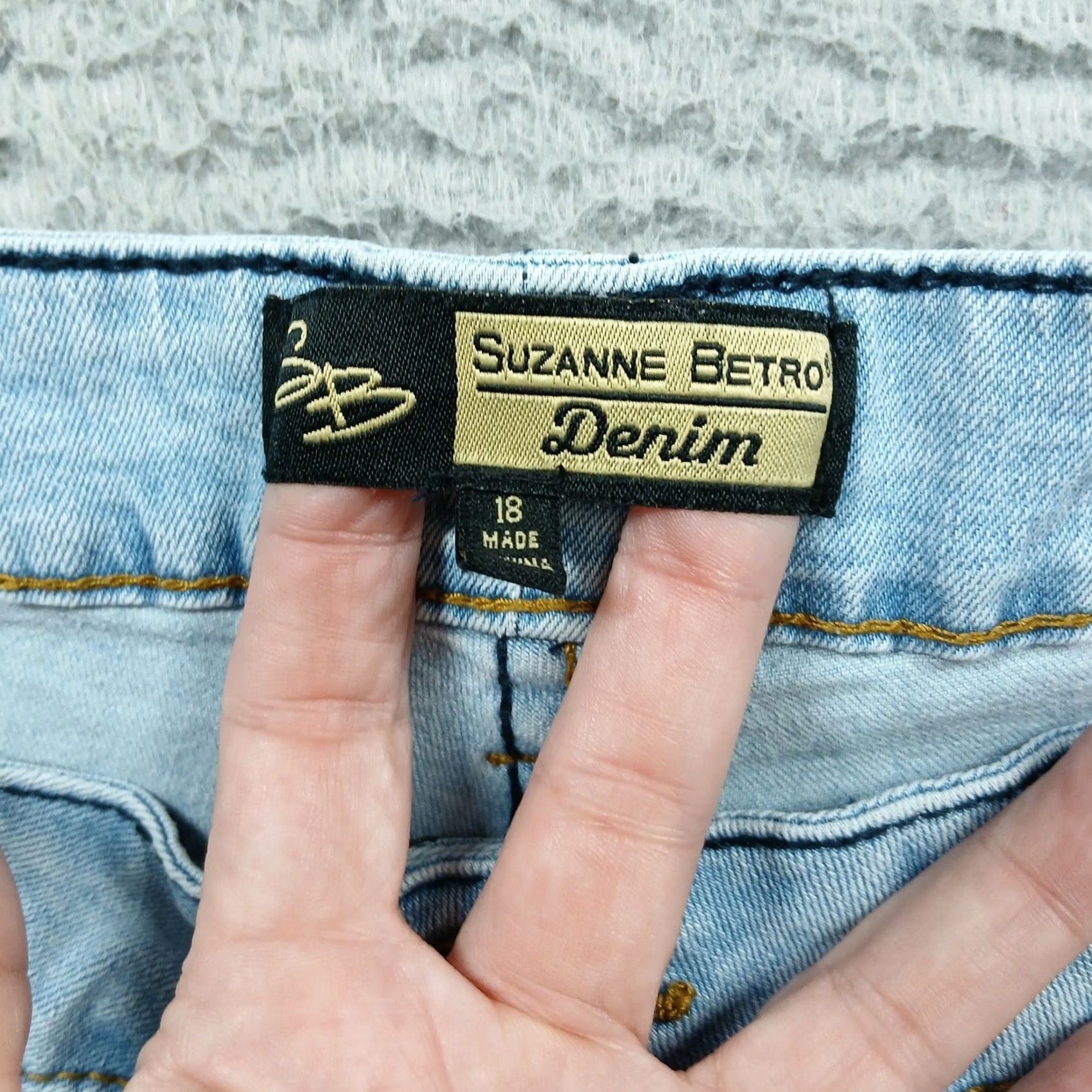 Vintage Suzanne Betro Denim Jeans Women's 18 Light Wash Distressed Flare Frayed EUC Size 40" / US 18 - 4 Thumbnail