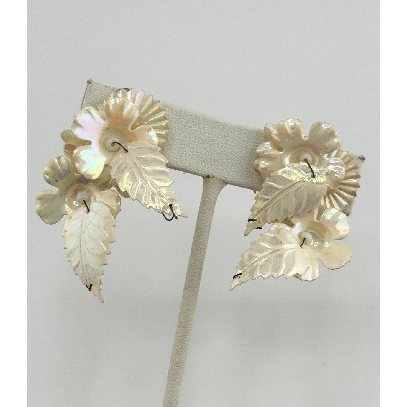 Vintage White plastic flower clip on earrings Size ONE SIZE - 1 Thumbnail